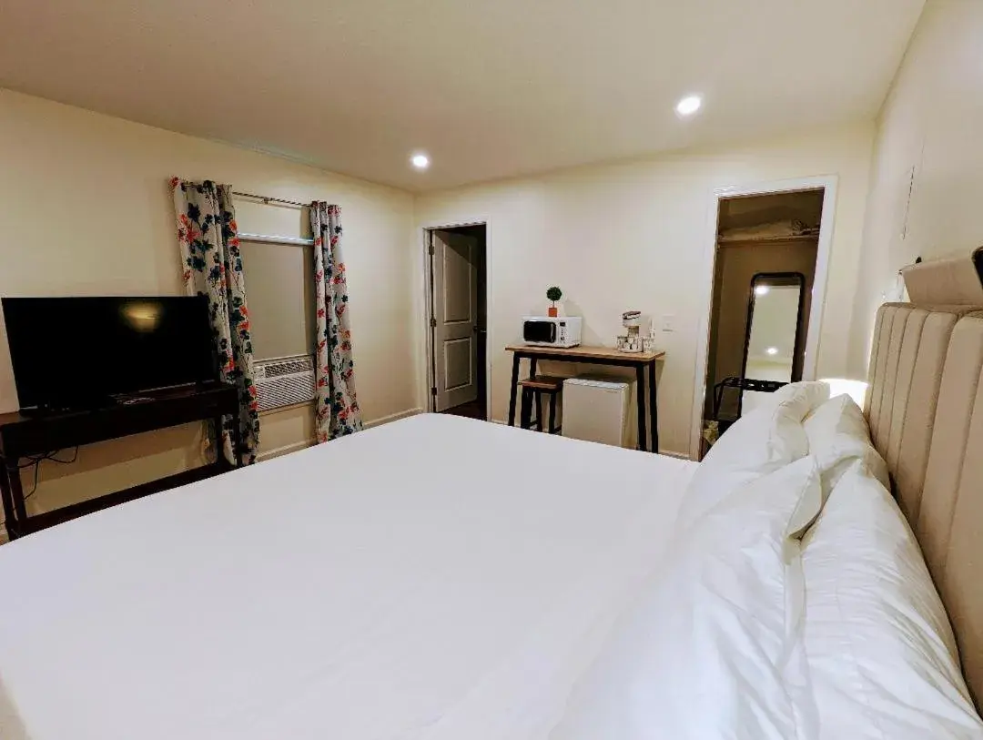 King Room in The Honey Bee Motel King Room in The Honey Bee Motel