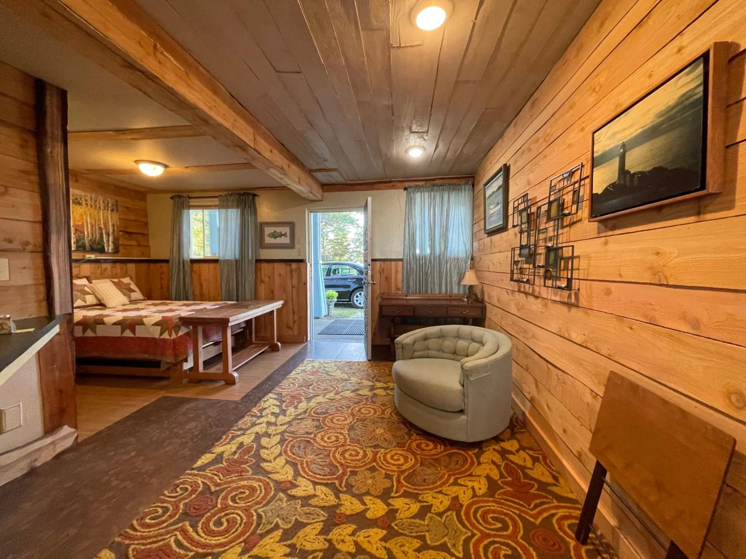 Seating area, Bed in Bayshore RV Park & Guest Suites