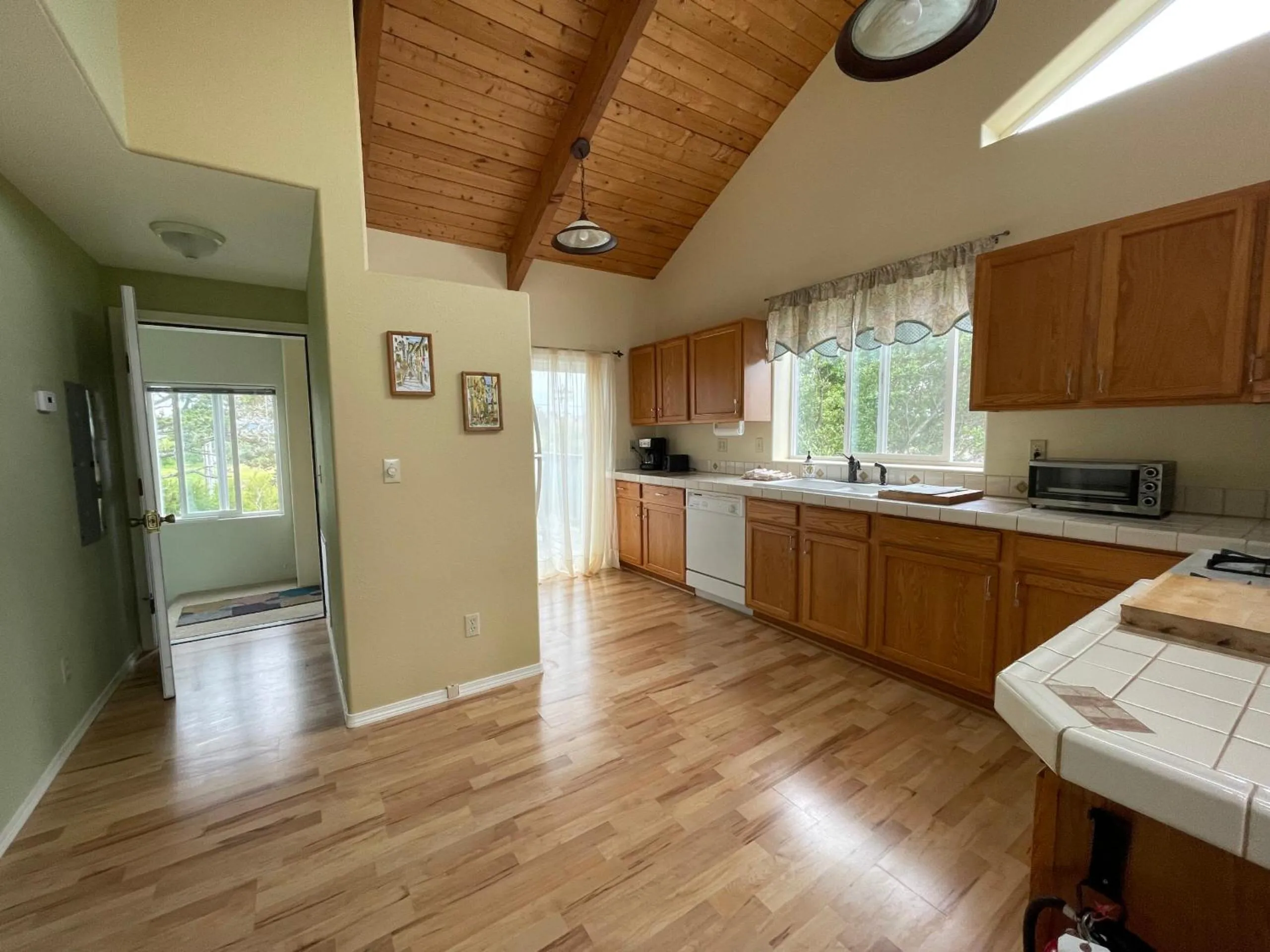 Kitchen or kitchenette in Bayshore RV Park & Guest Suites