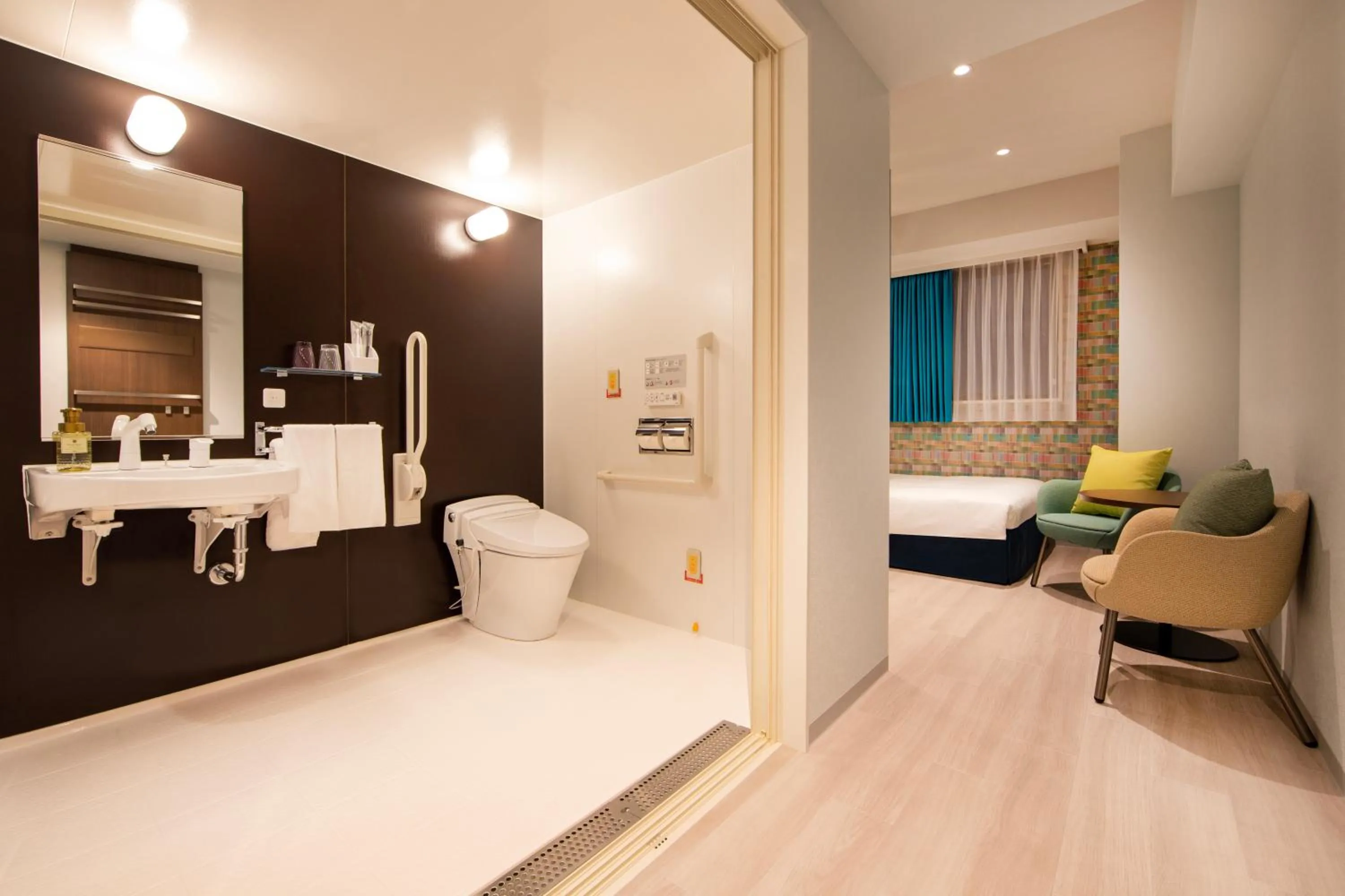 Photo of the whole room, Bed in karaksa hotel colors Tokyo Yaesu