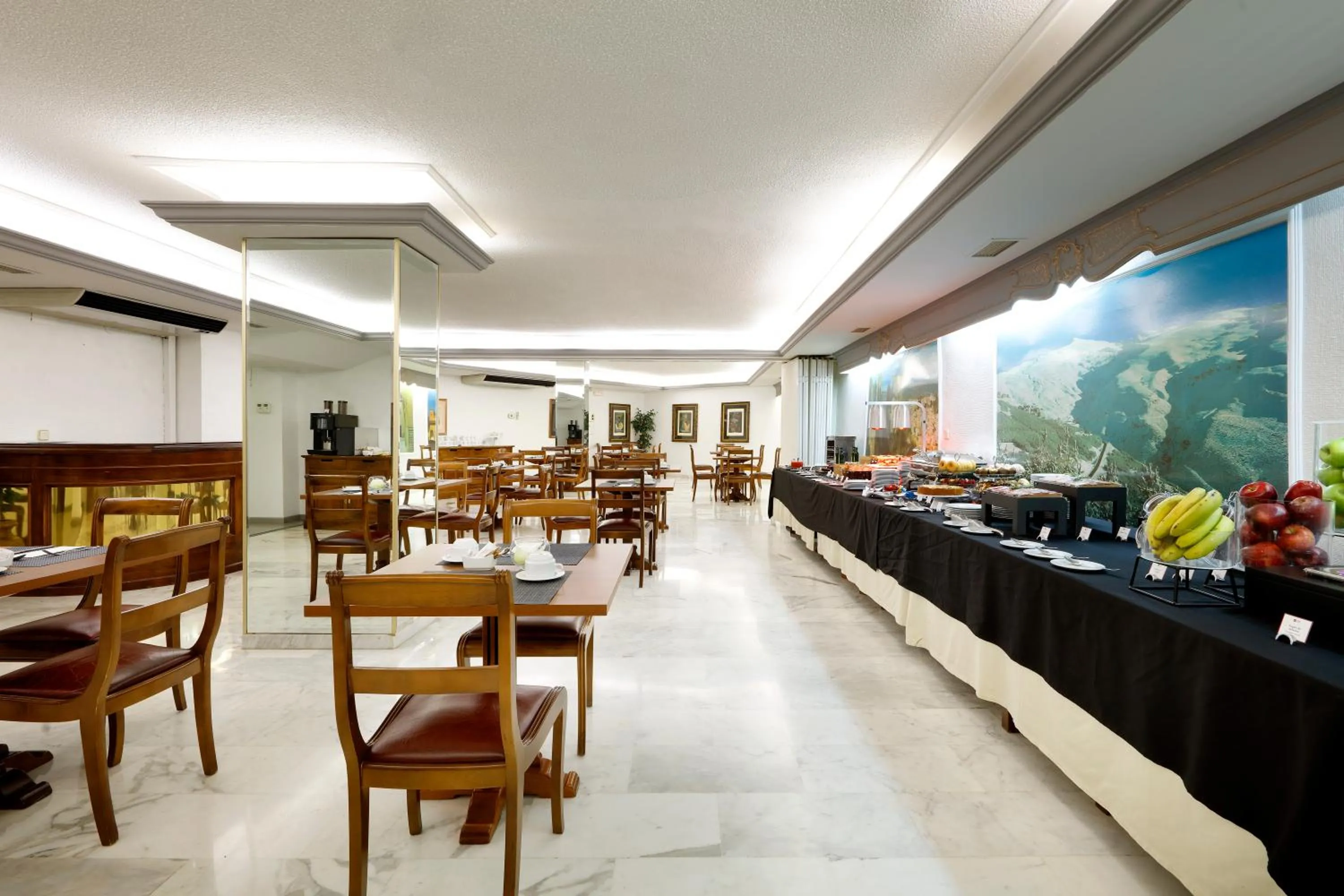 Buffet breakfast in Exe Triunfo Granada