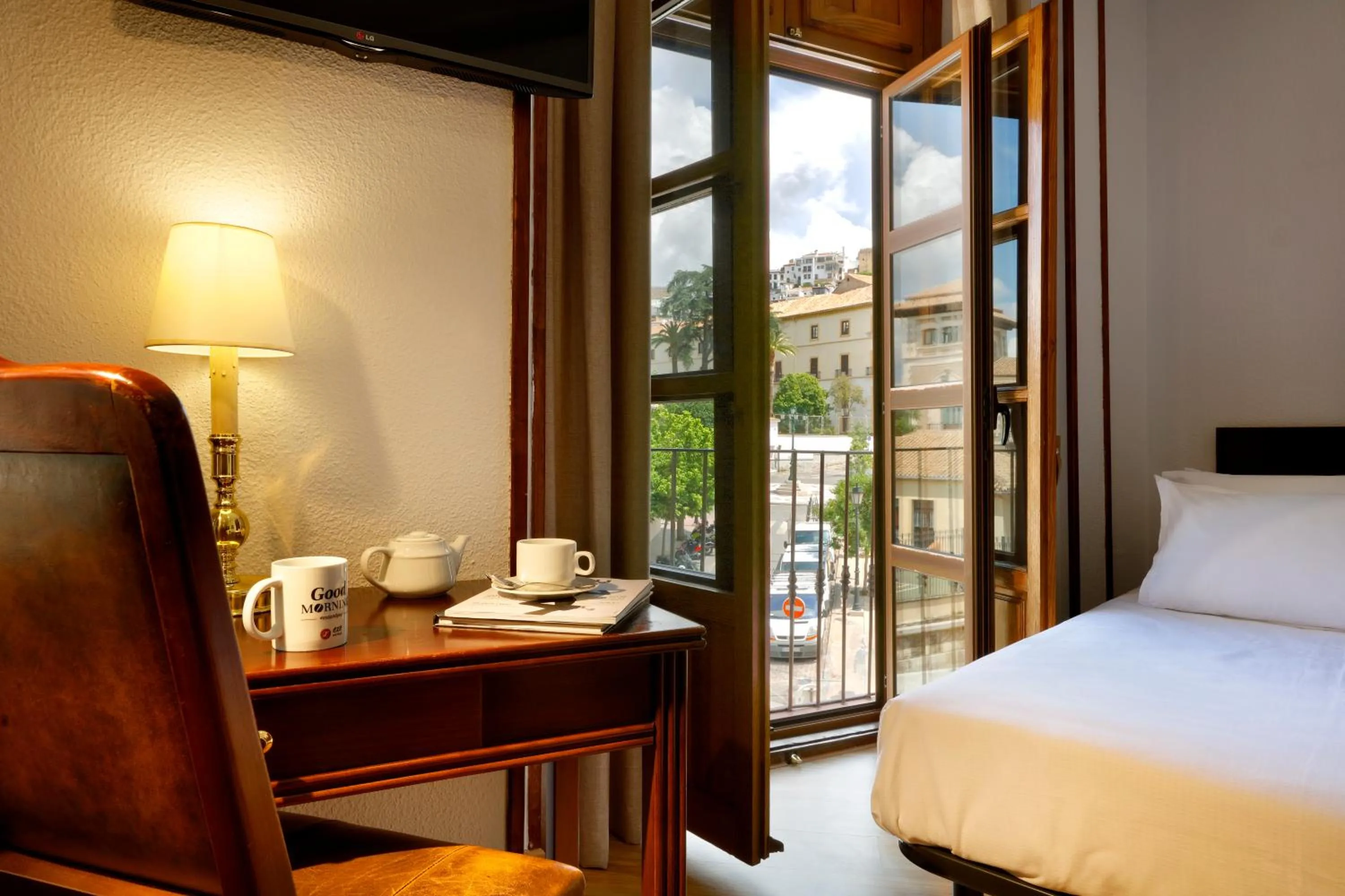 Photo of the whole room in Exe Triunfo Granada