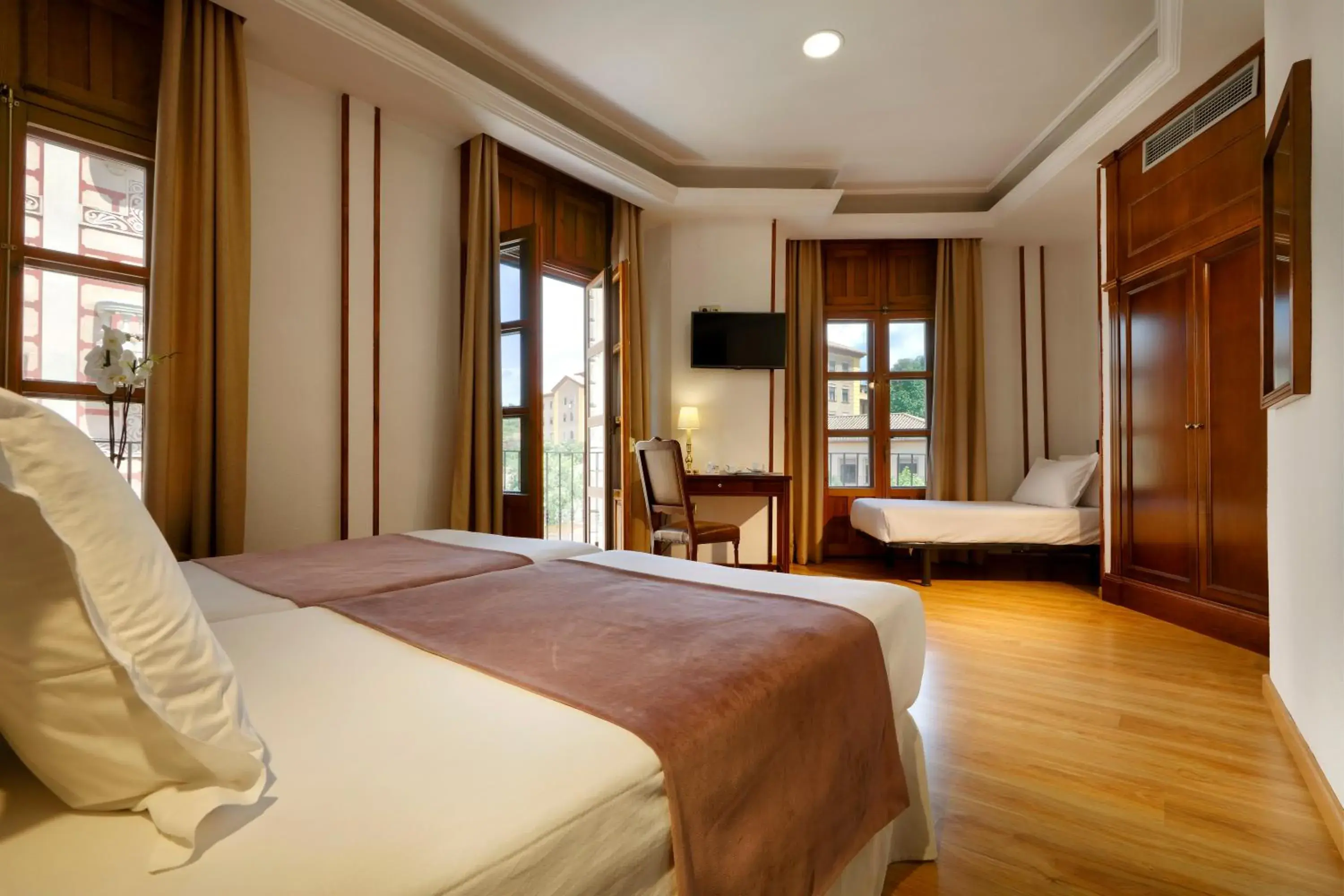 Triple Room in Exe Triunfo Granada Triple Room in Exe Triunfo Granada