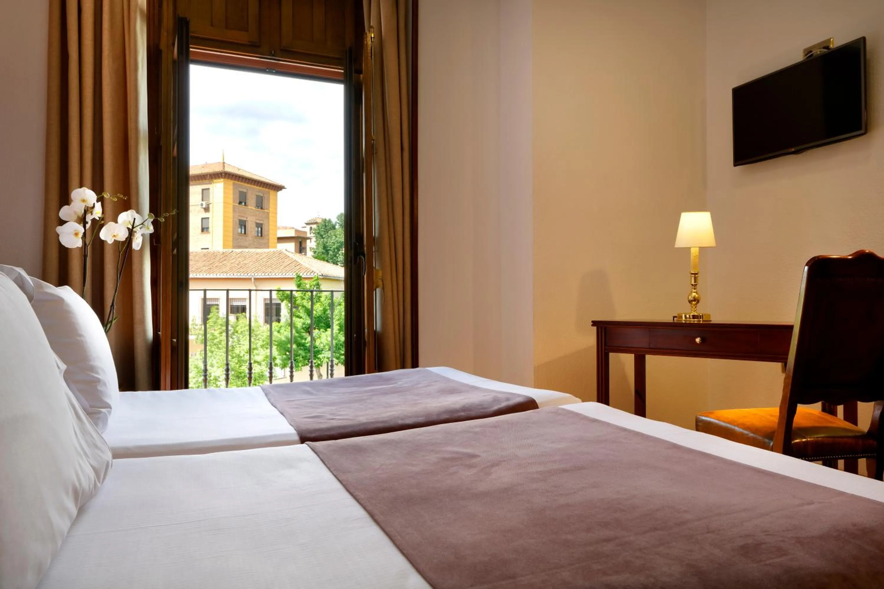 Photo of the whole room in Exe Triunfo Granada