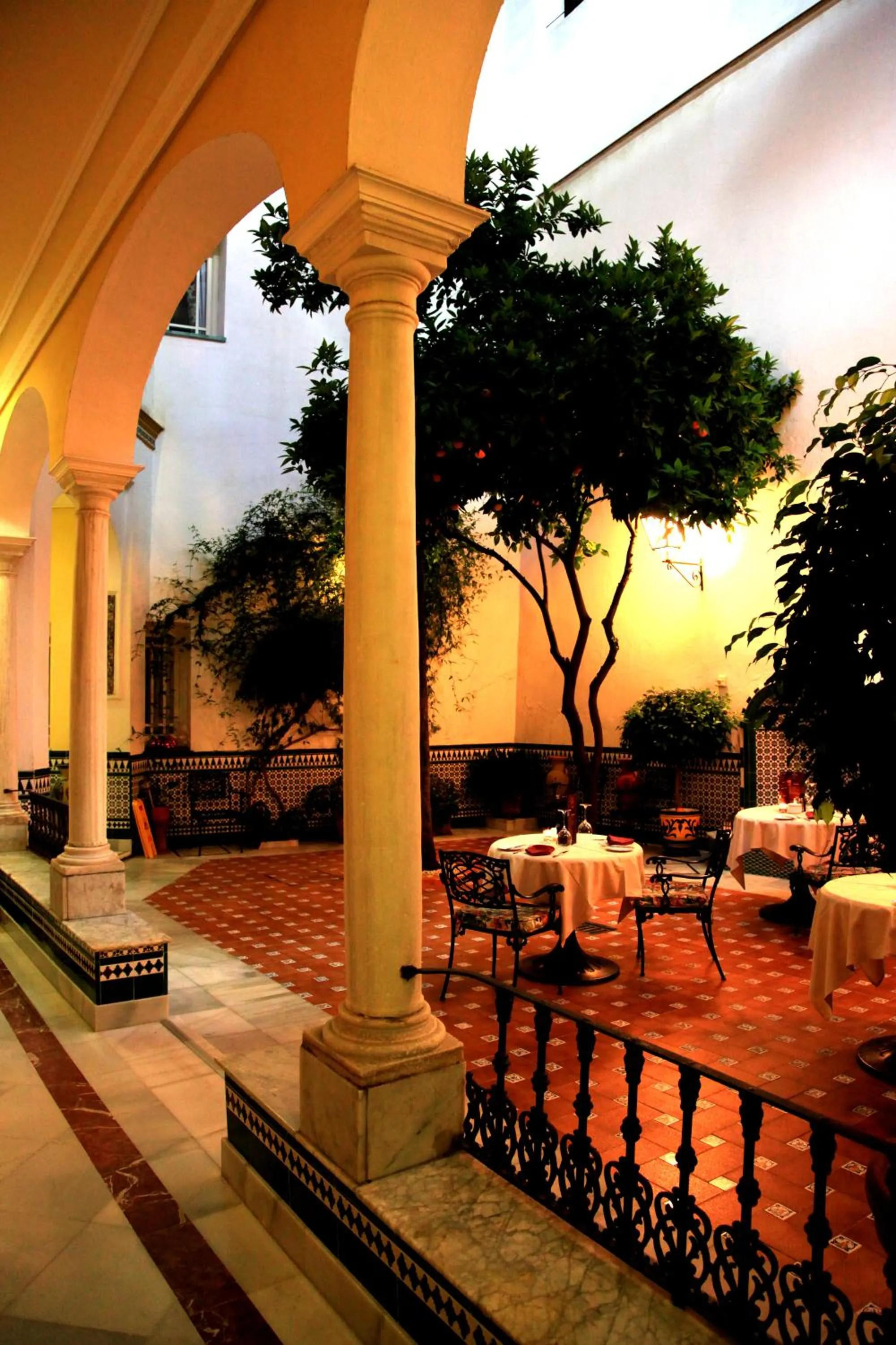 Restaurant/places to eat in Hotel Cervantes