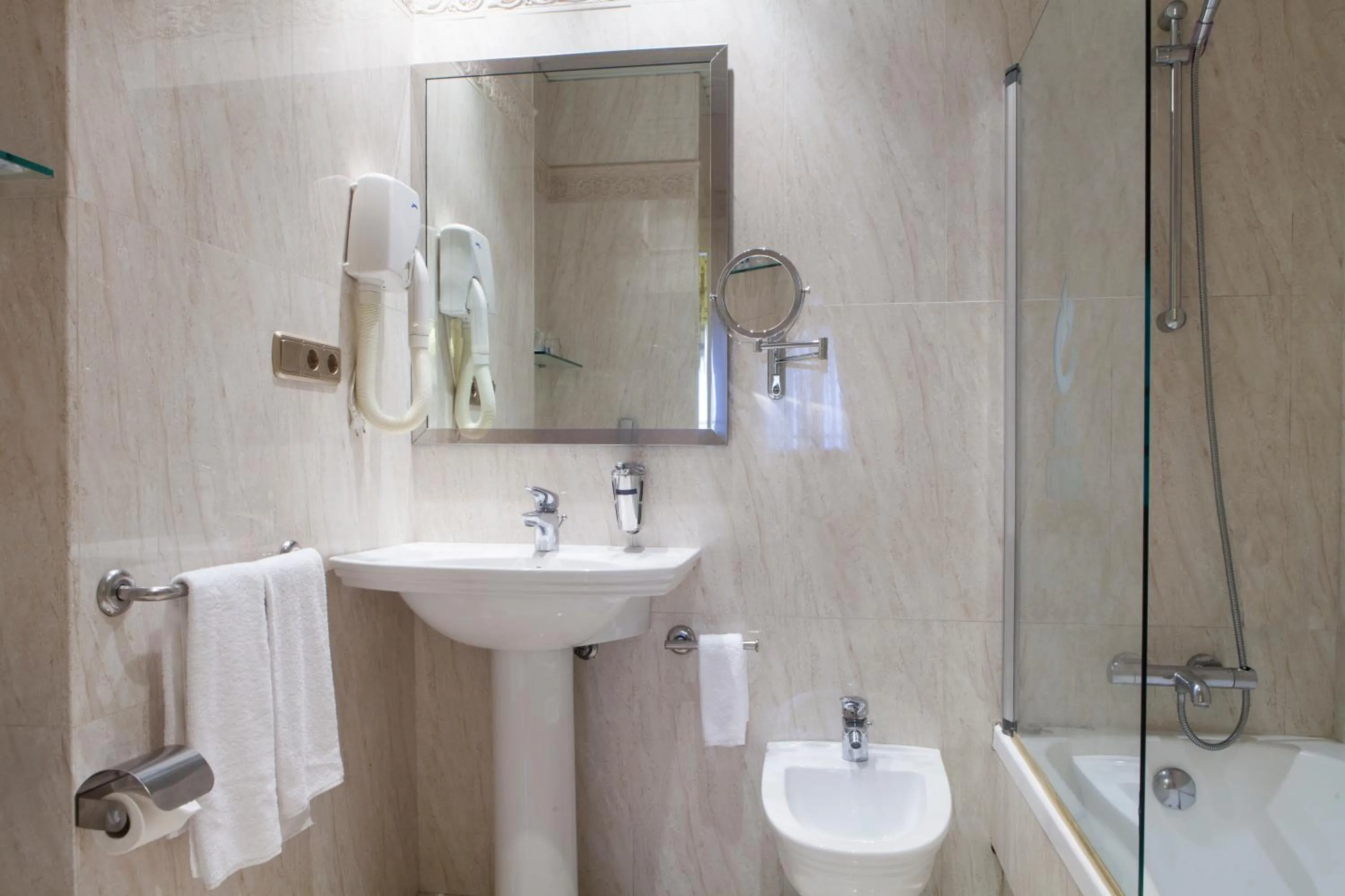 Bathroom in Hotel Cervantes