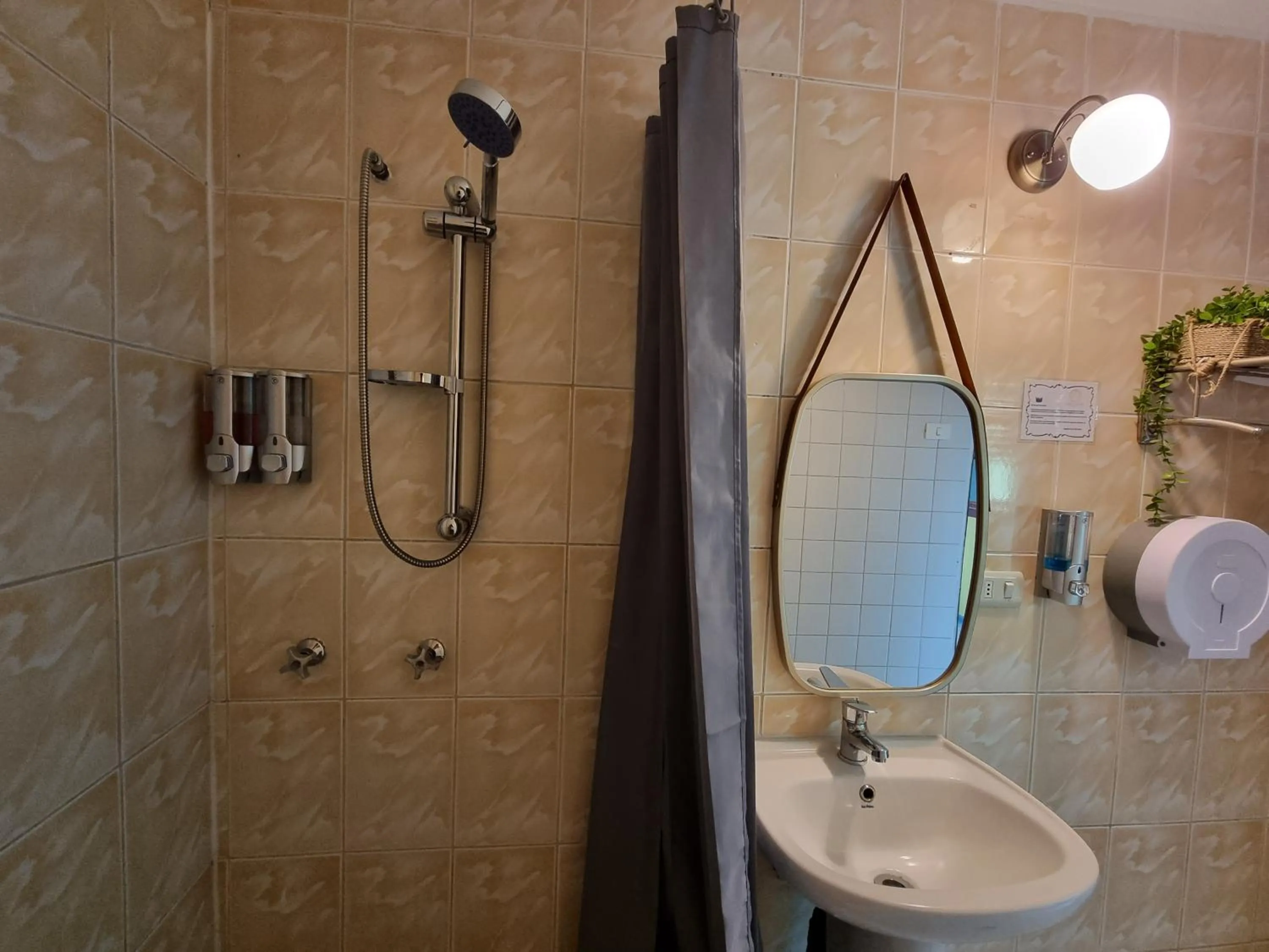 Shower in Hotel Asturias