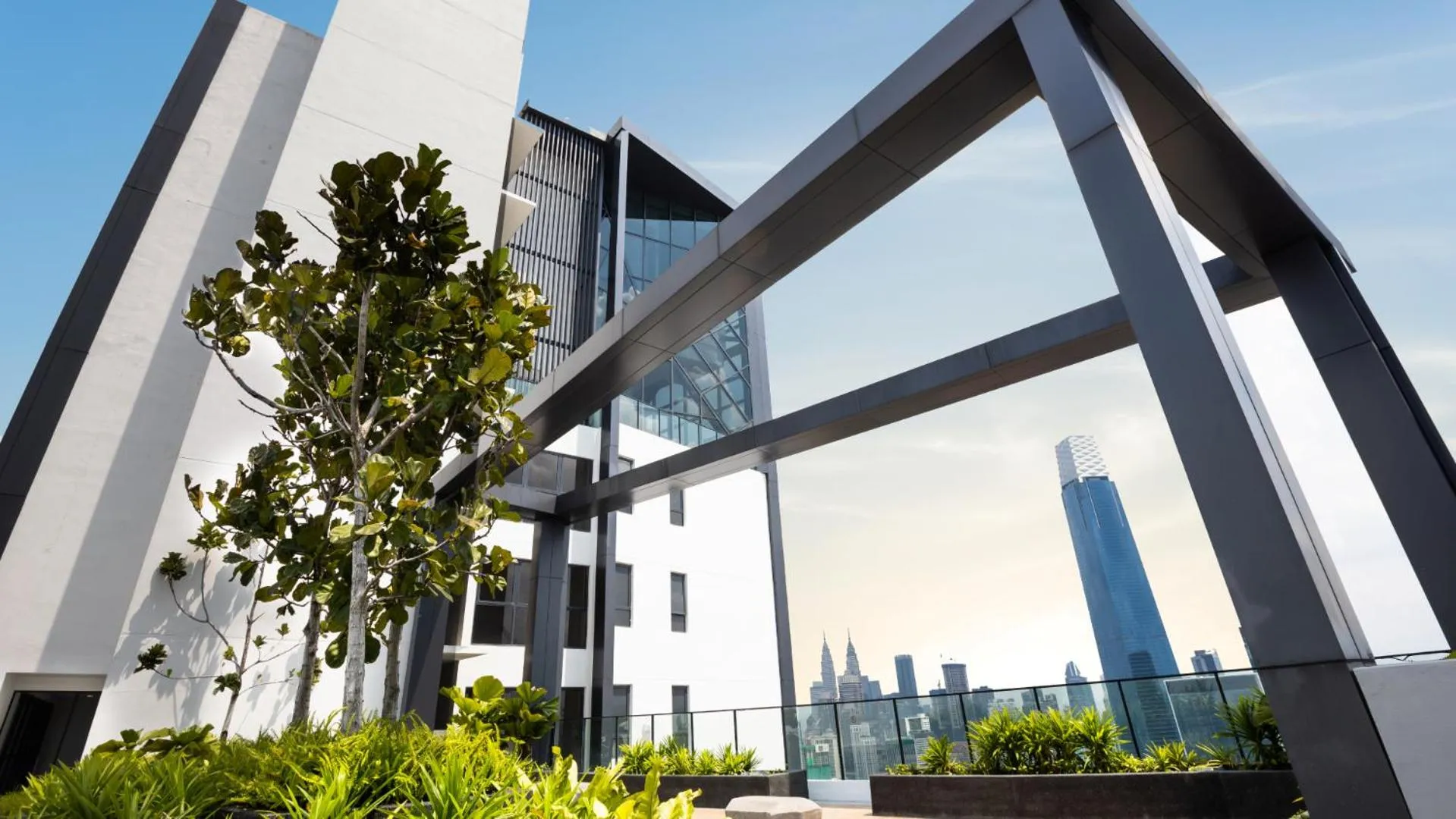 Garden in Continew Residence by Shuen