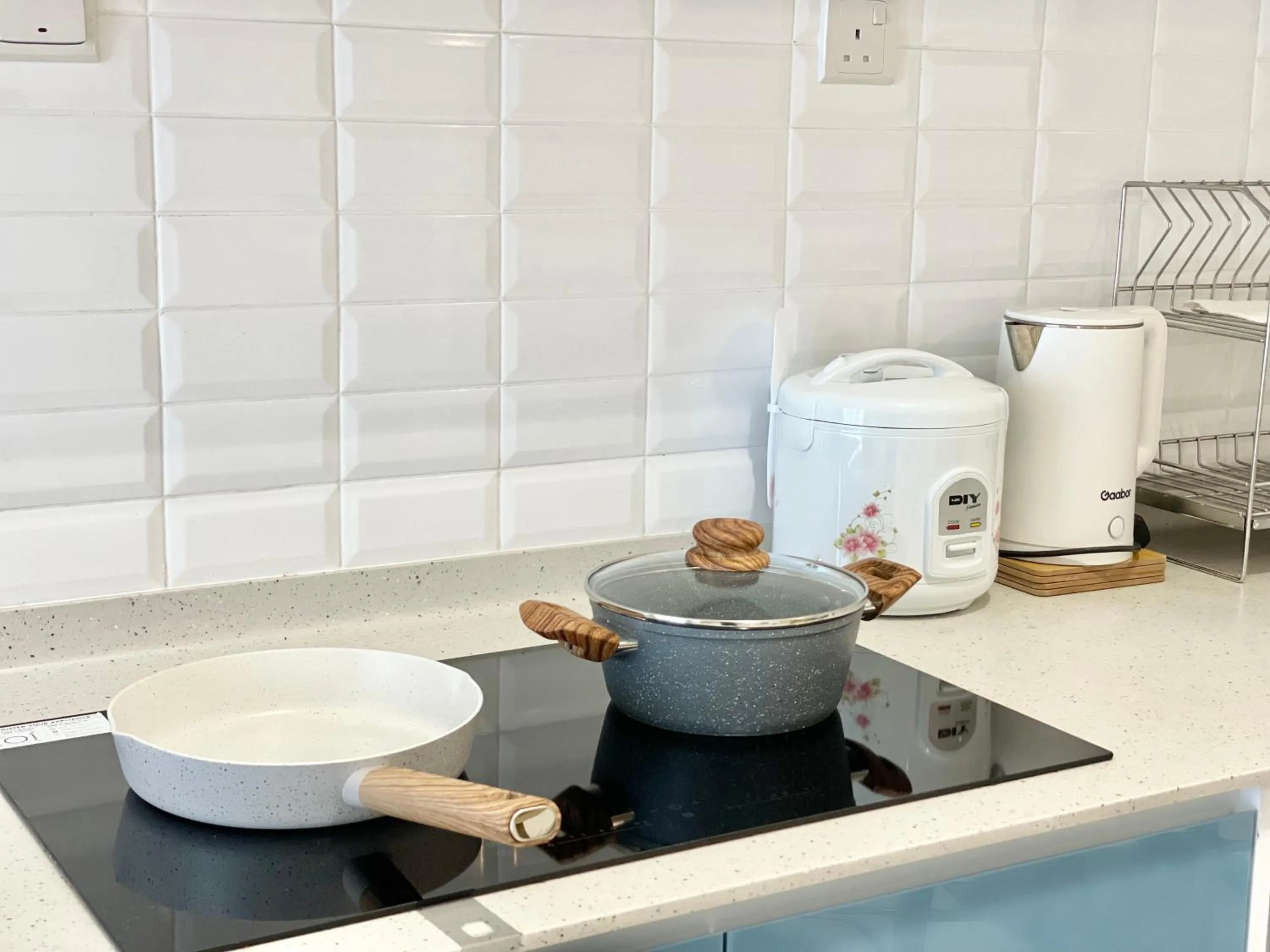 Kitchen or kitchenette in Continew Residence by Shuen