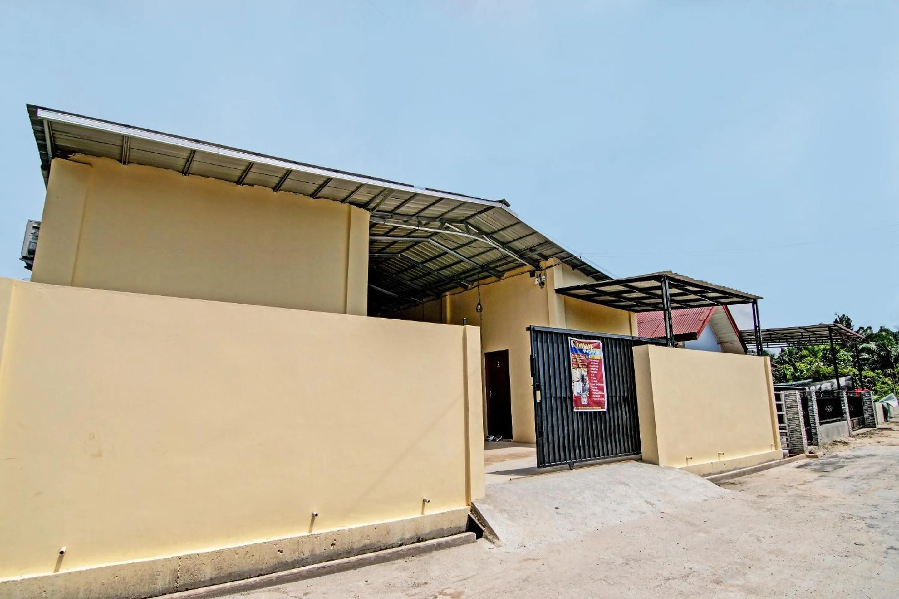 Facade/entrance in Hotel O Djasur Kost