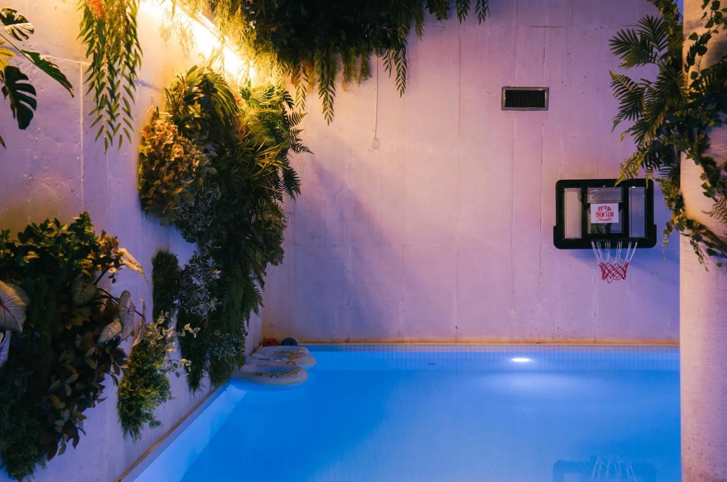 Swimming pool in Hotel Parangvue