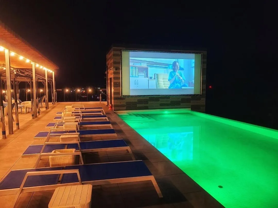 Swimming pool in Hotel Parangvue