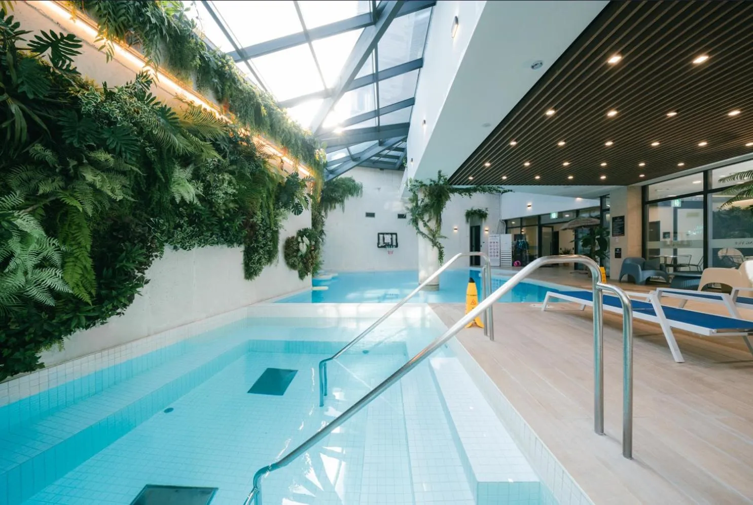 Swimming pool in Hotel Parangvue