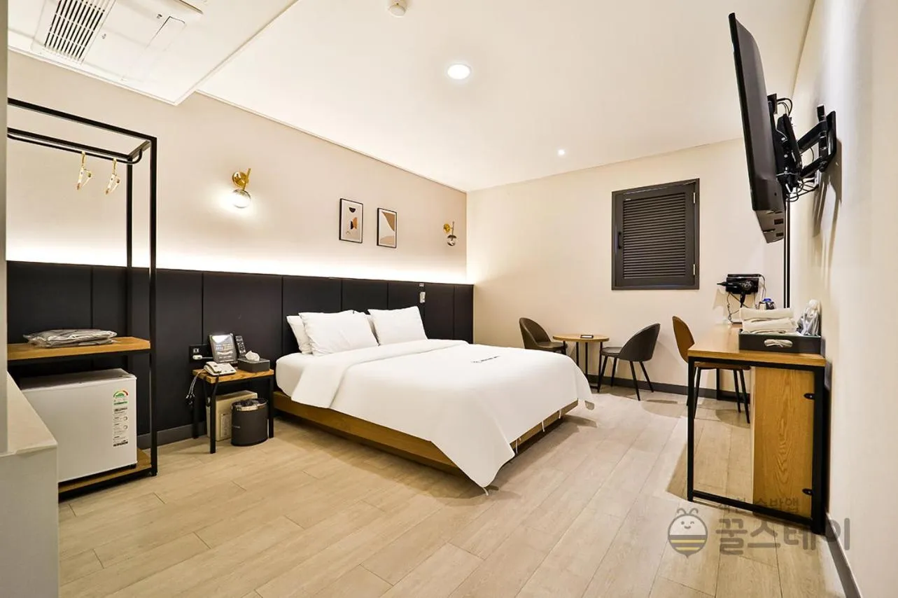 Bed in Brown Dot Hotel Guun