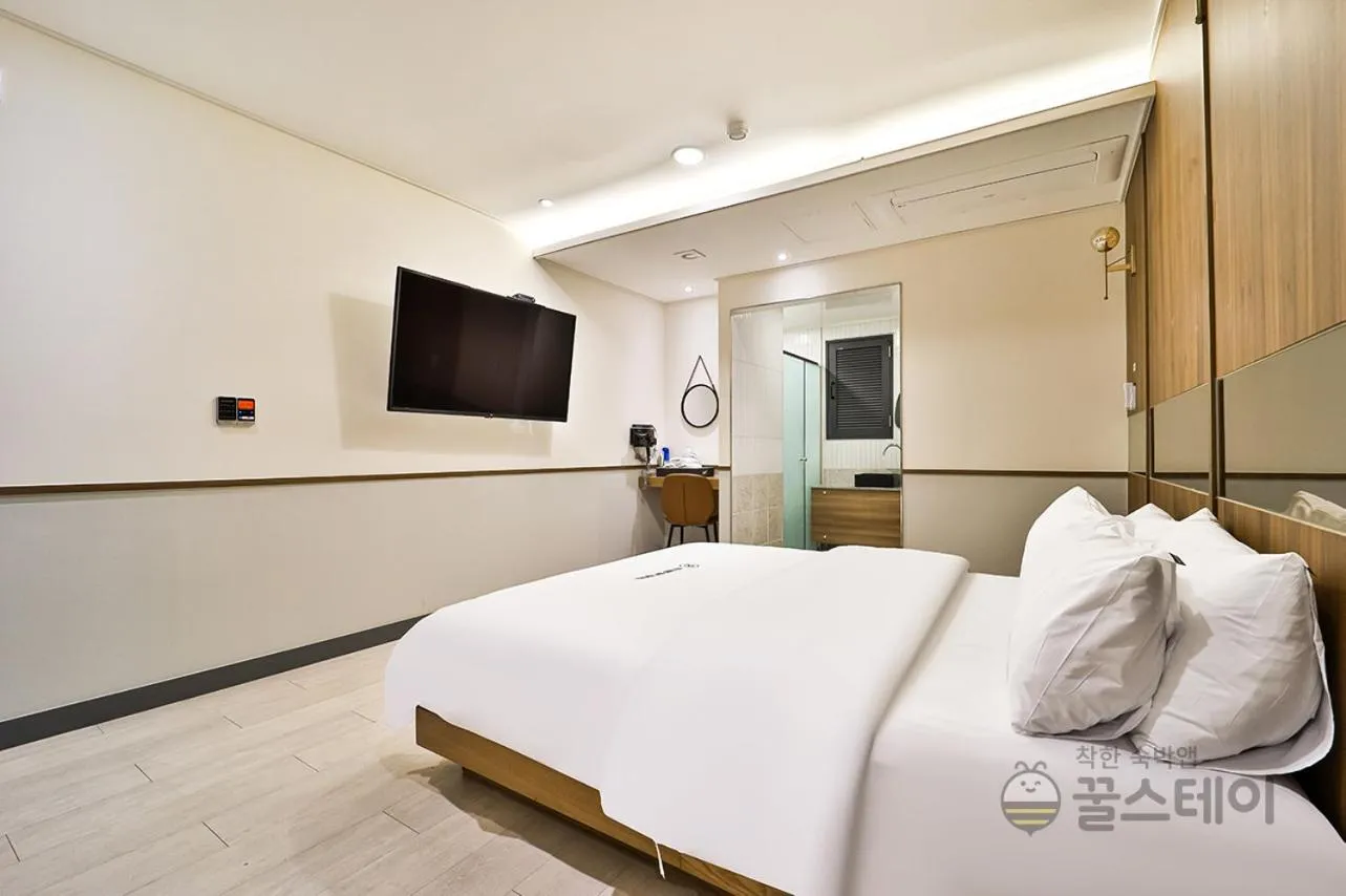 Bed in Brown Dot Hotel Guun