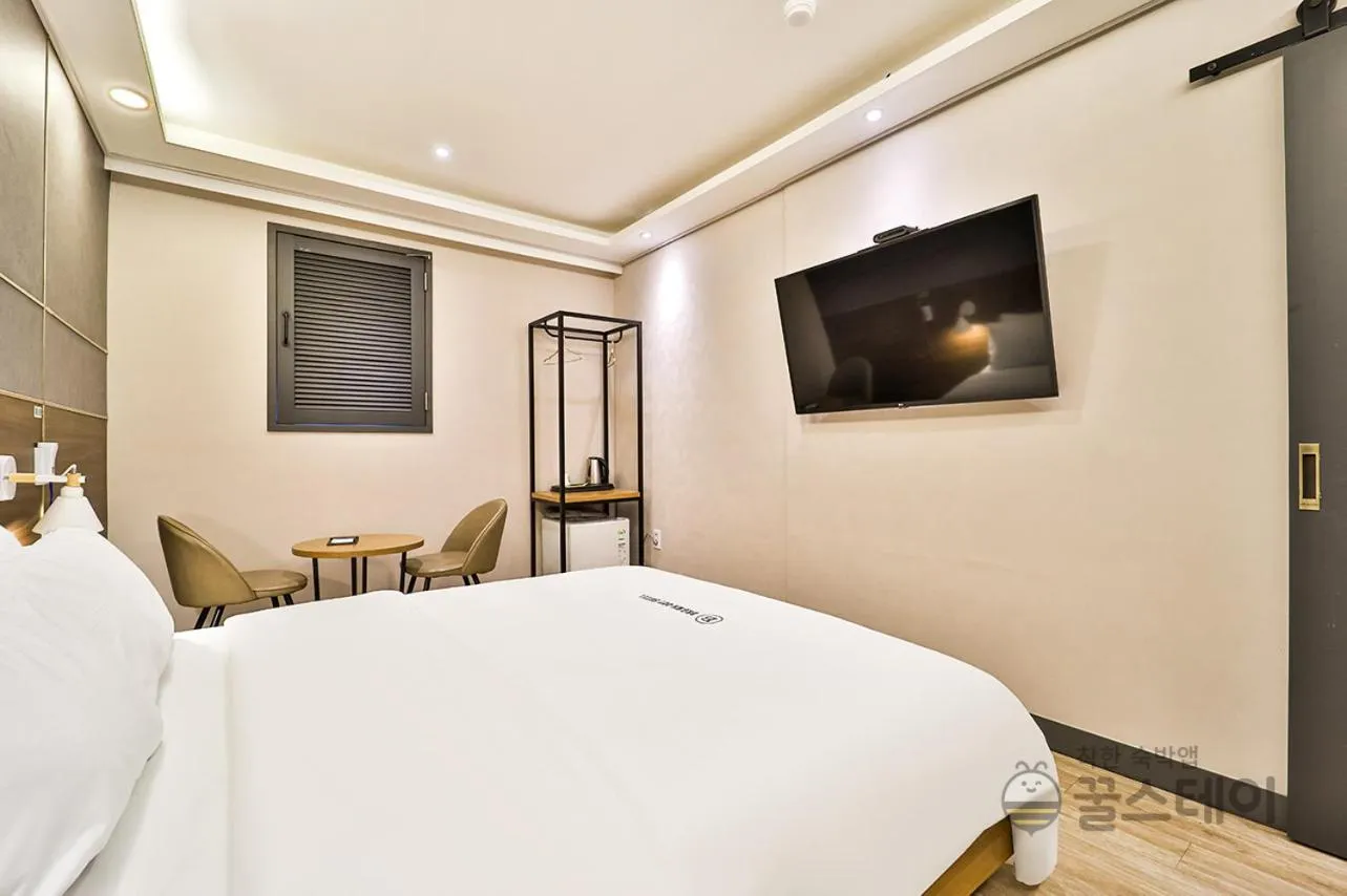 Bed in Brown Dot Hotel Guun