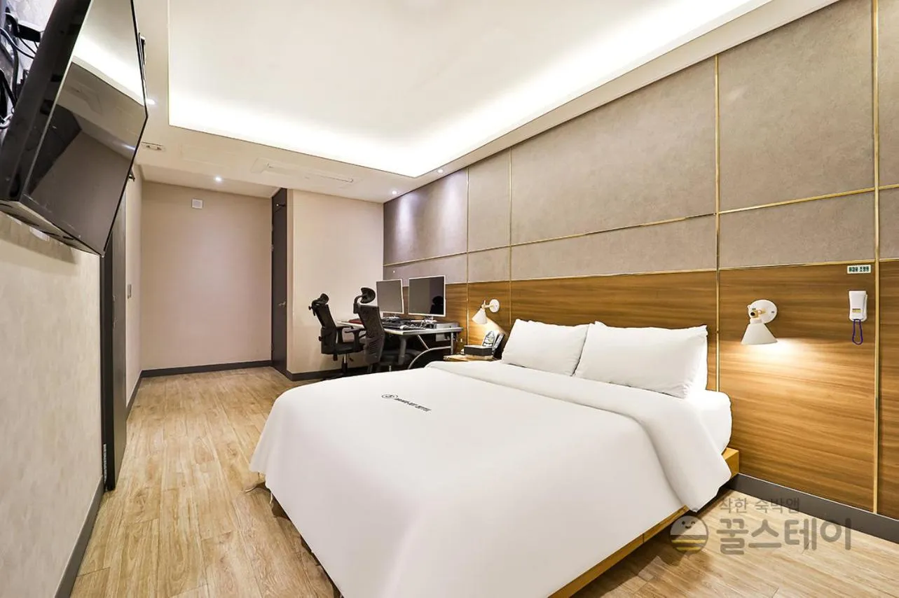Bed in Brown Dot Hotel Guun