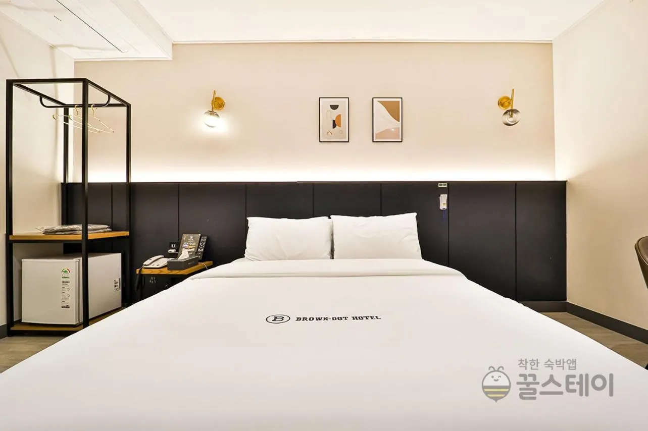 Bed in Brown Dot Hotel Guun