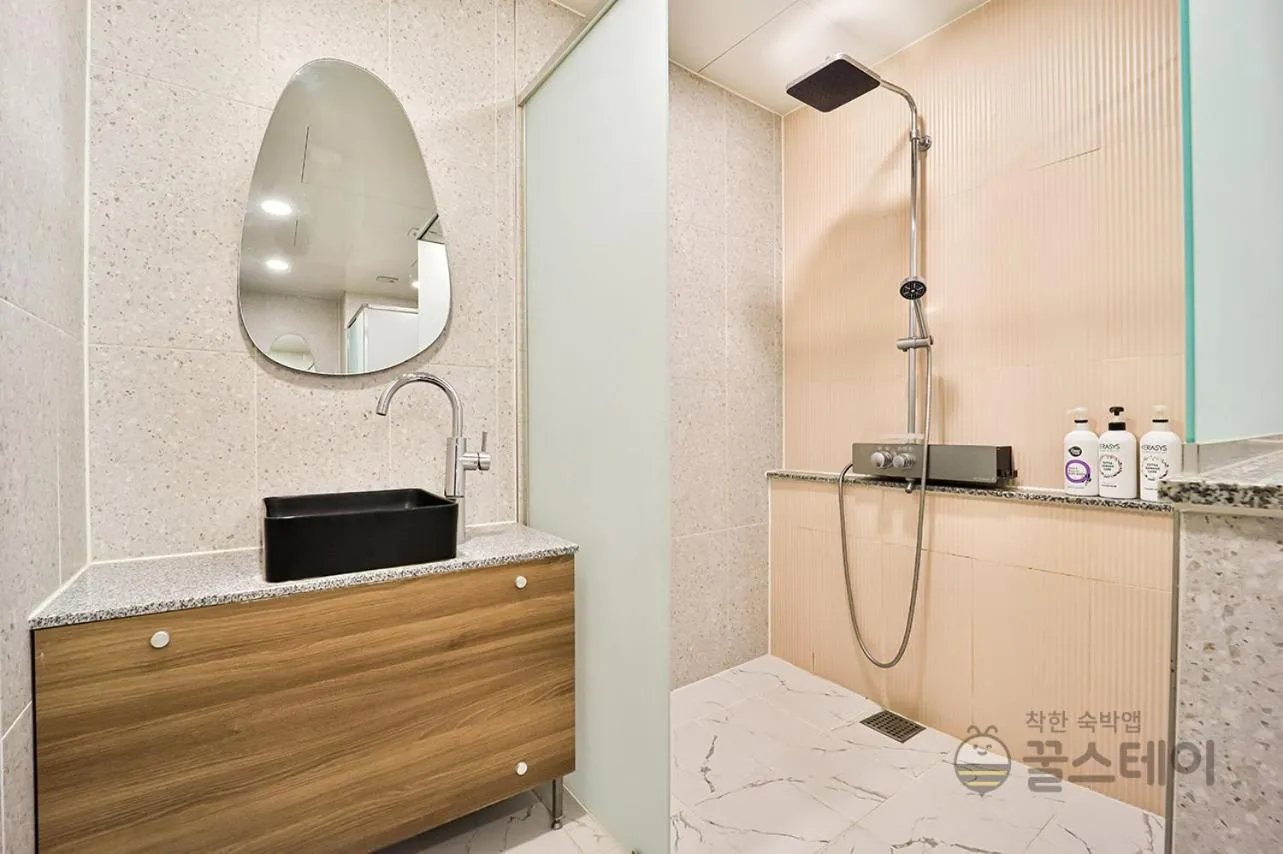 Brown Dot Hotel Guun