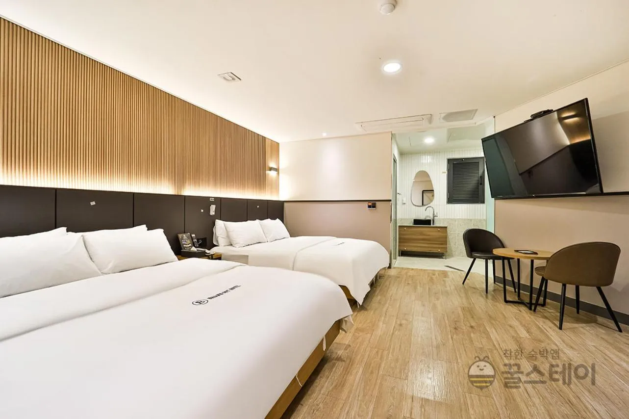 Bed in Brown Dot Hotel Guun