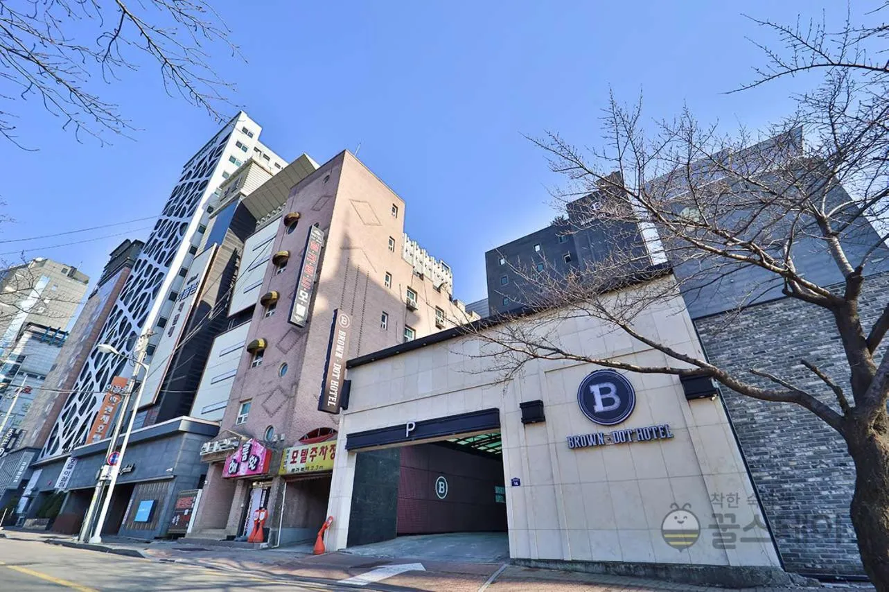 Property building in Brown Dot Hotel Guun