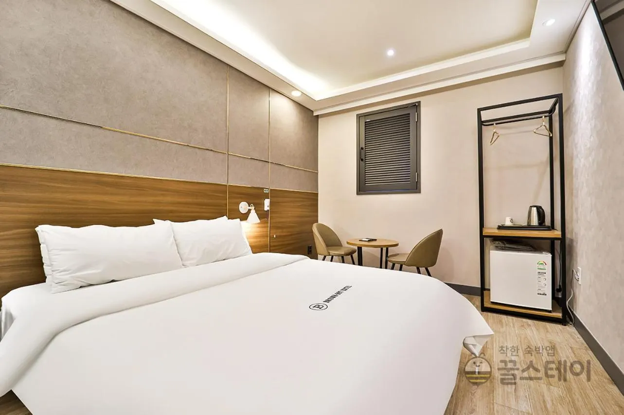 Bed in Brown Dot Hotel Guun