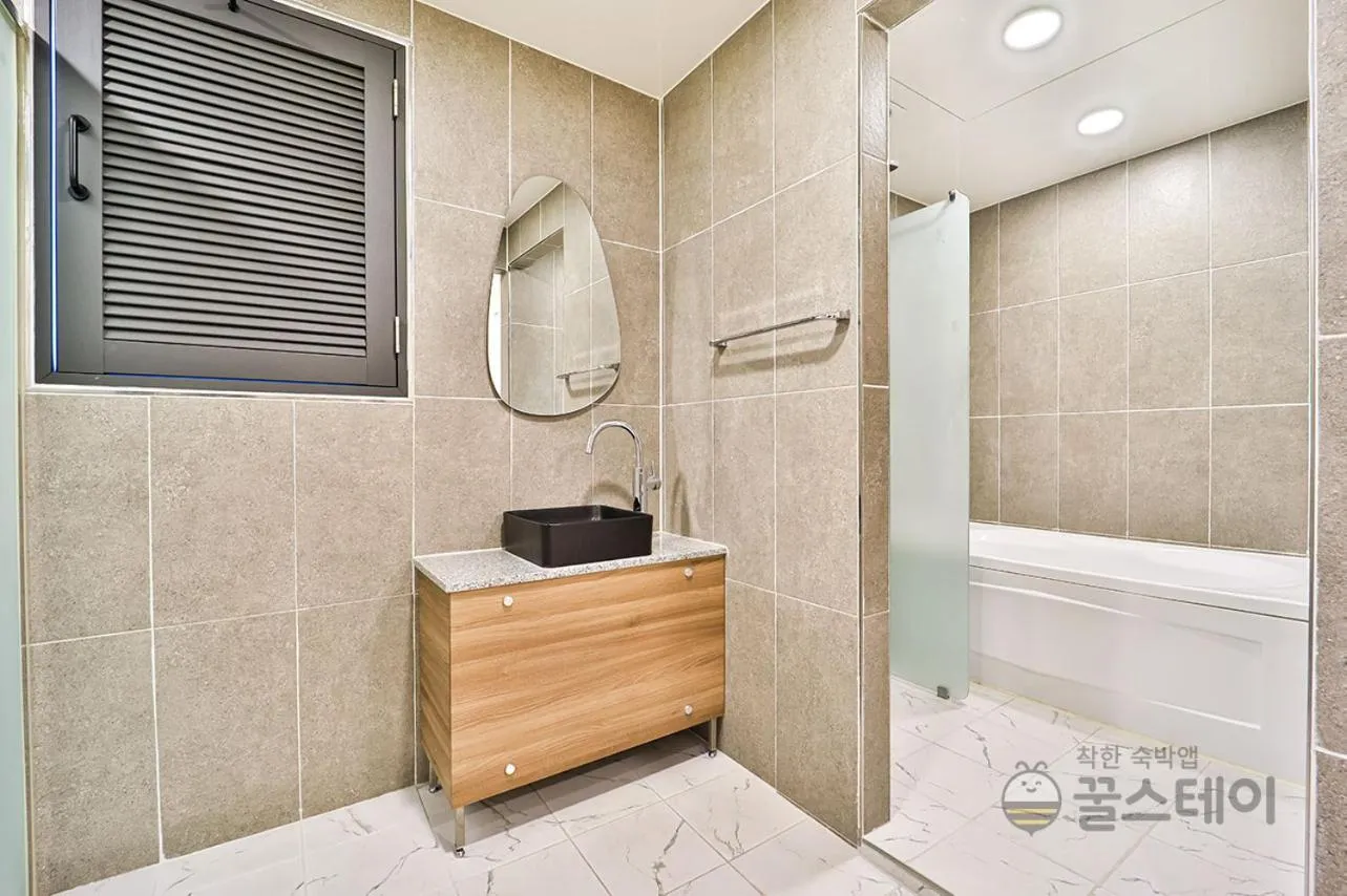 Brown Dot Hotel Guun