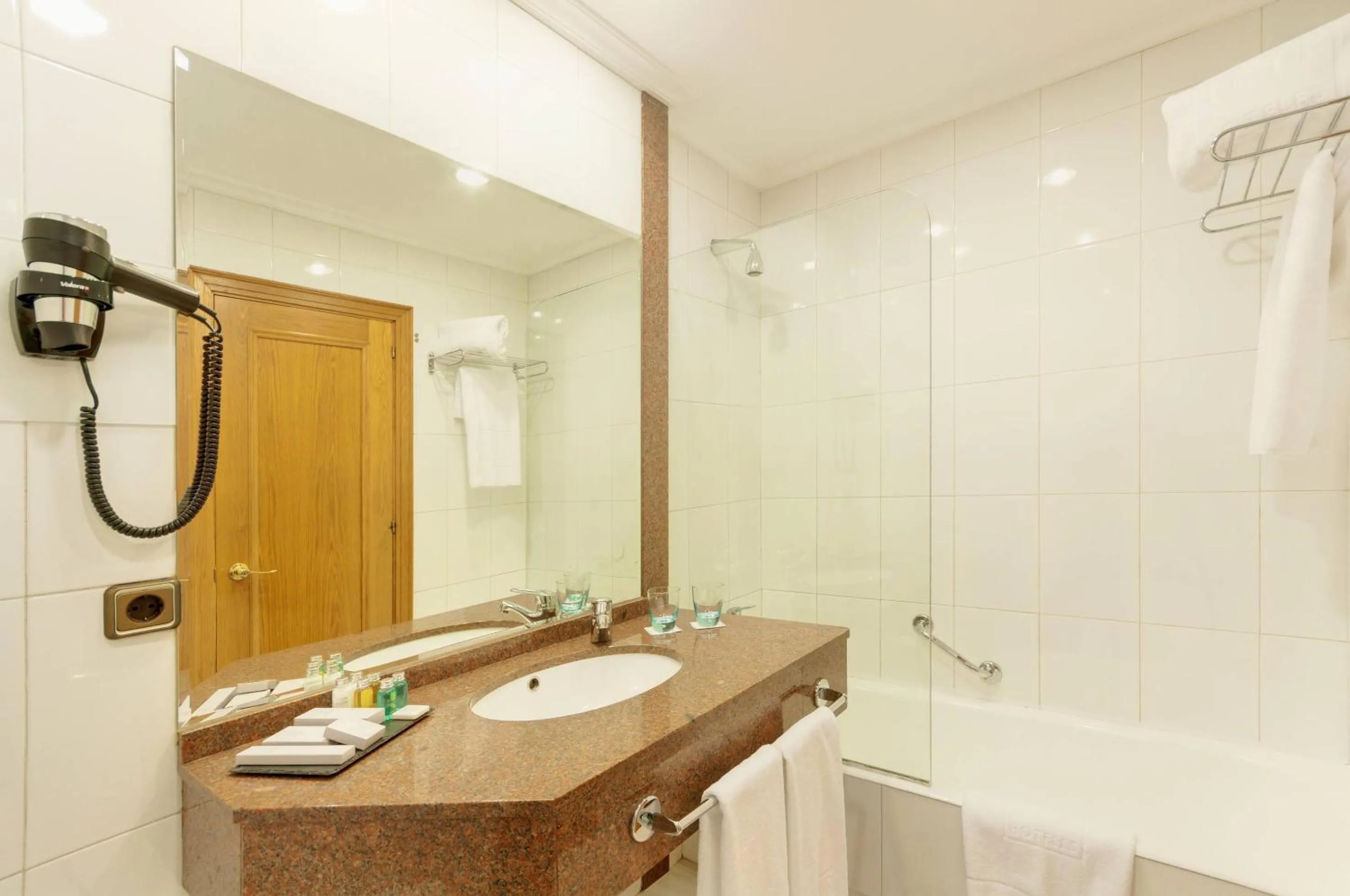 Bathroom in Hotel Vigo Los Galeones Affiliated by Meliá