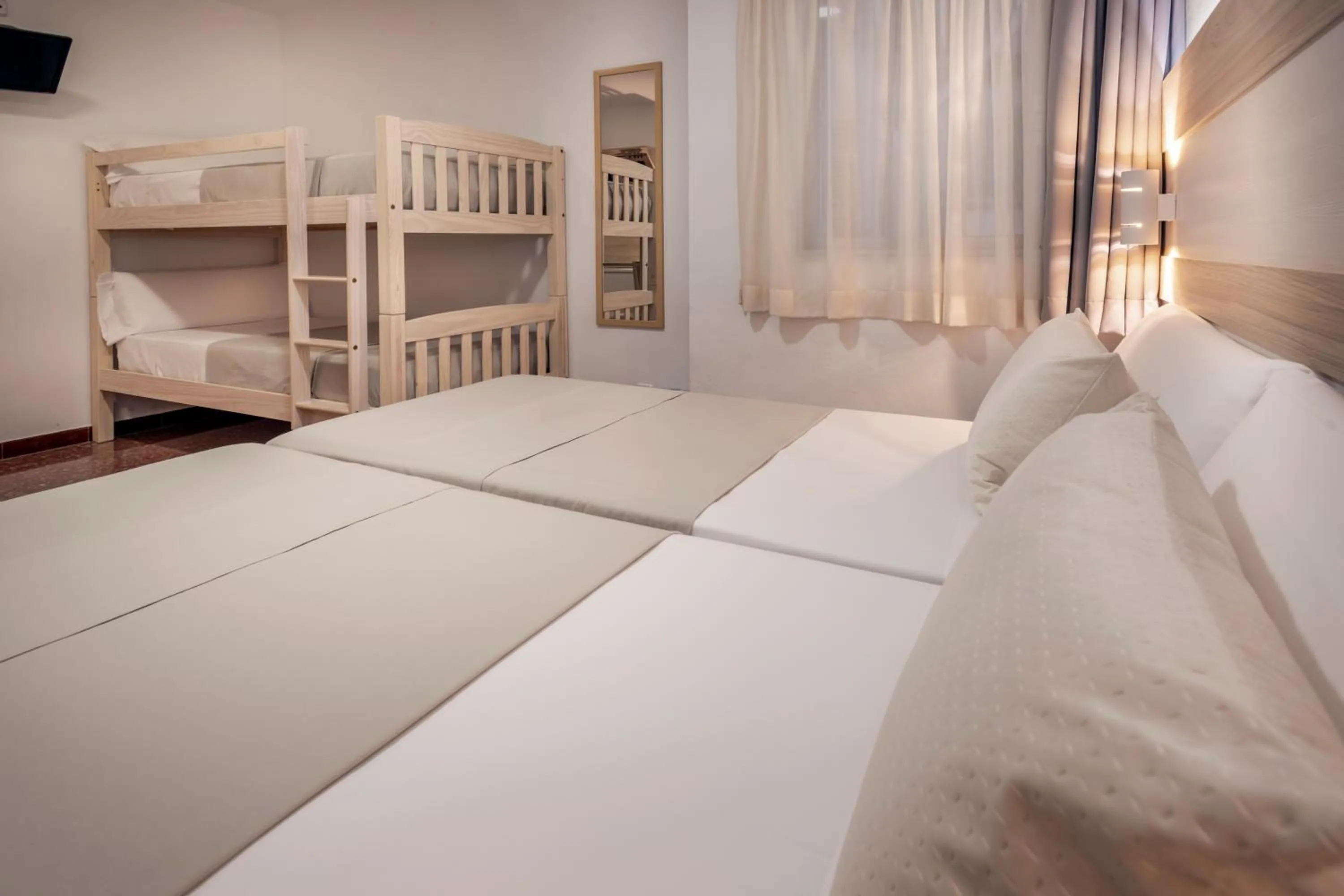 Bedroom, Bed in Hotel Catalunya Express