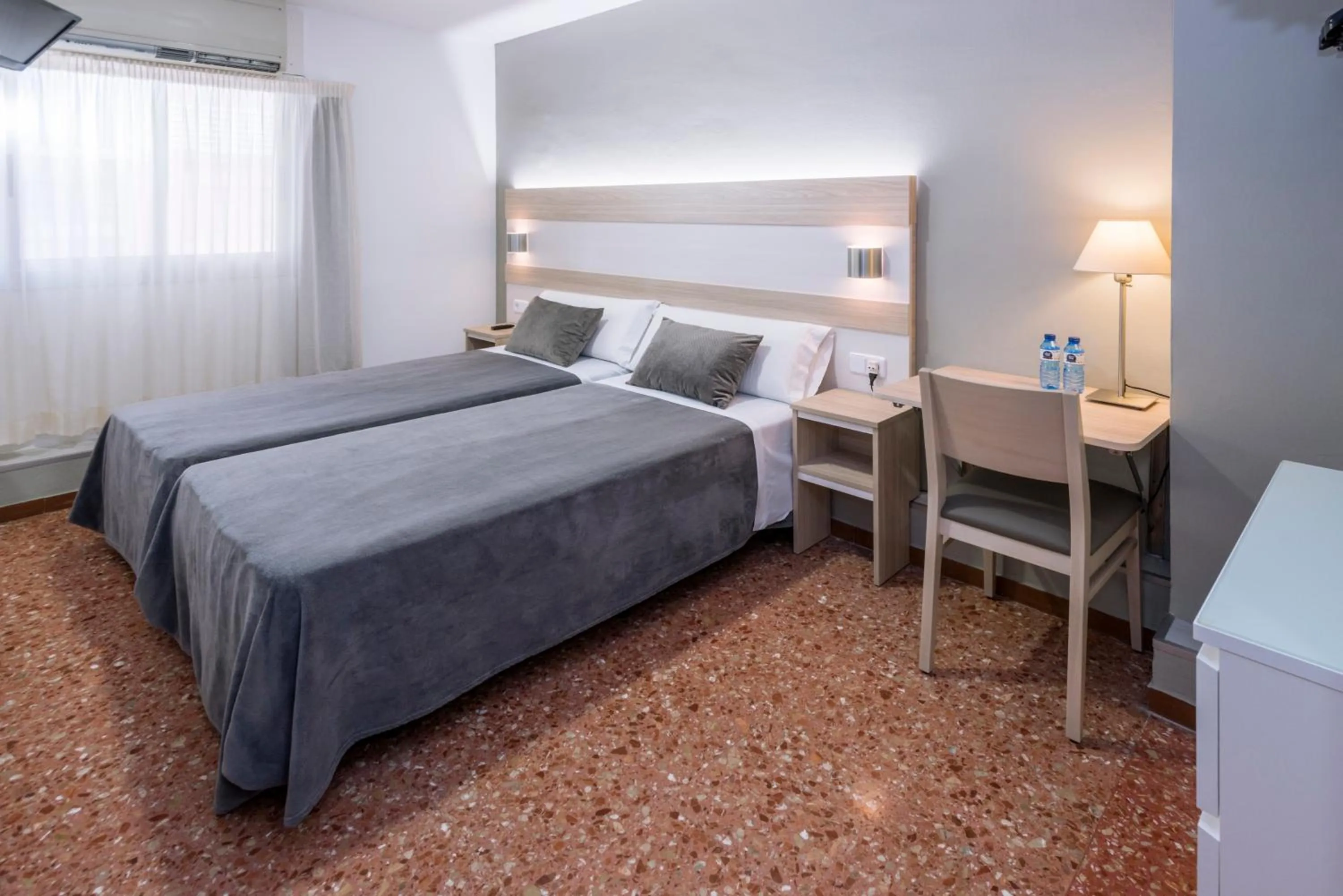 Photo of the whole room, Bed in Hotel Catalunya Express