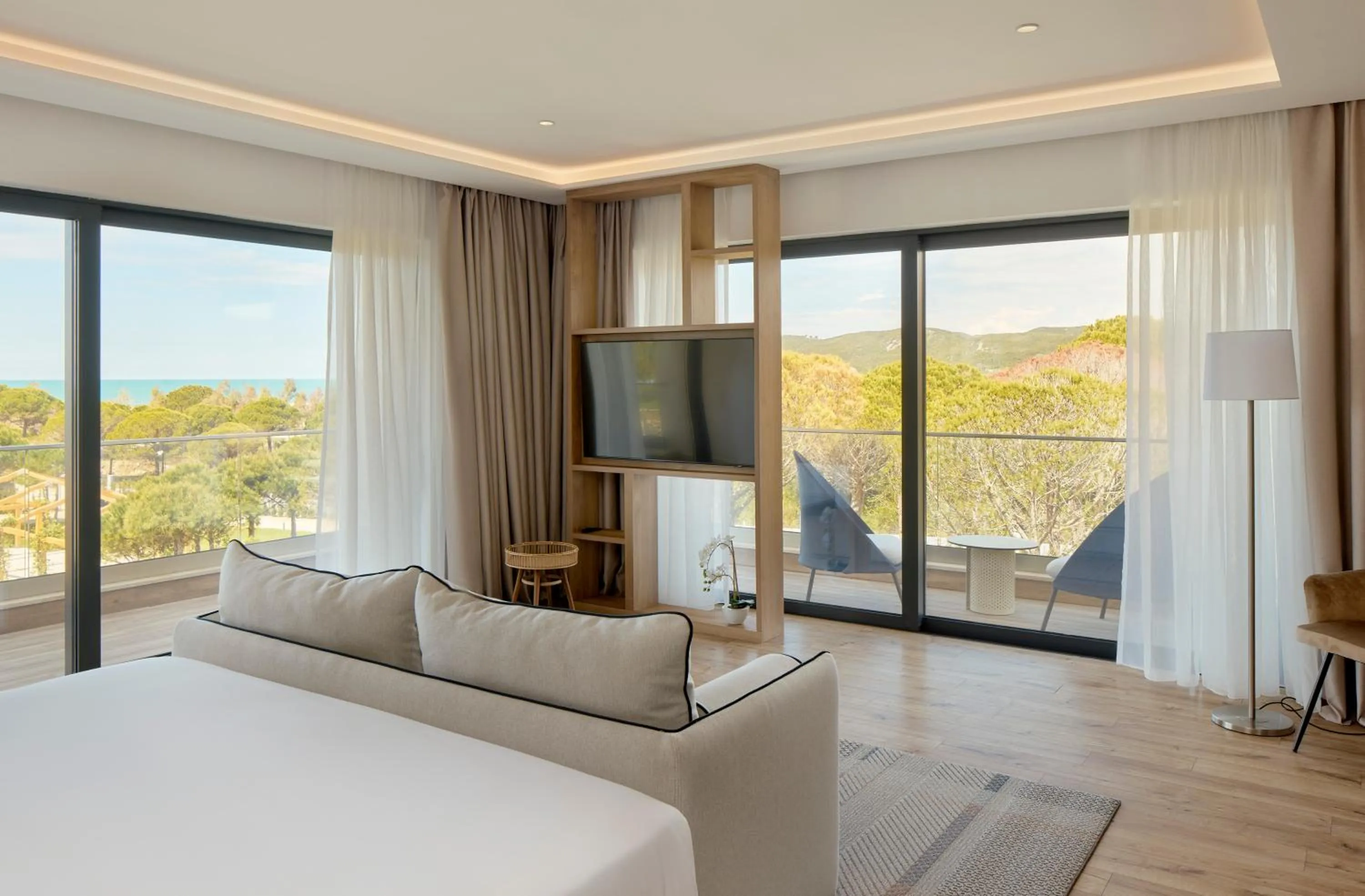 Communal lounge/ TV room, Bed in Meliá Durrës Albania