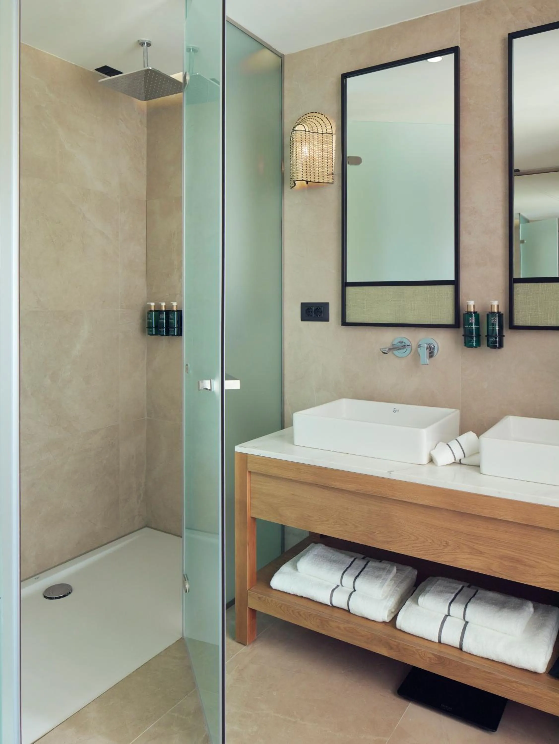 Shower, Bed in Meliá Durrës Albania