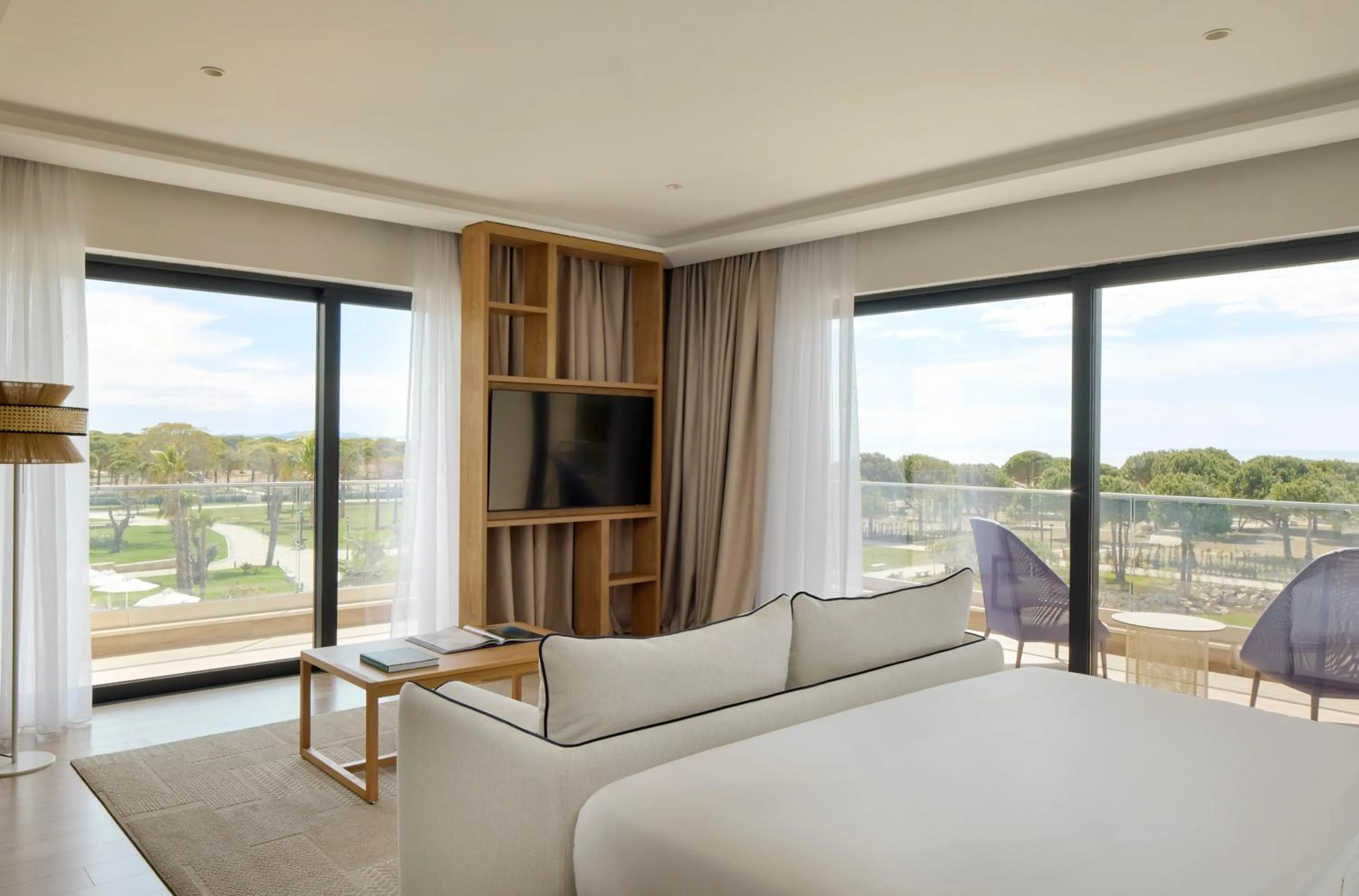 Communal lounge/ TV room, Bed in Meliá Durrës Albania