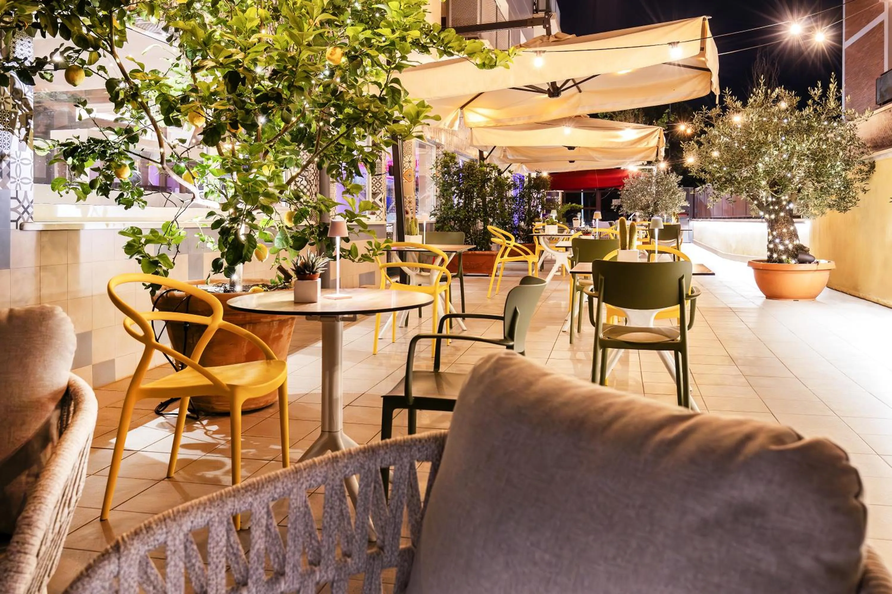 Restaurant/places to eat in Adesso Hotel