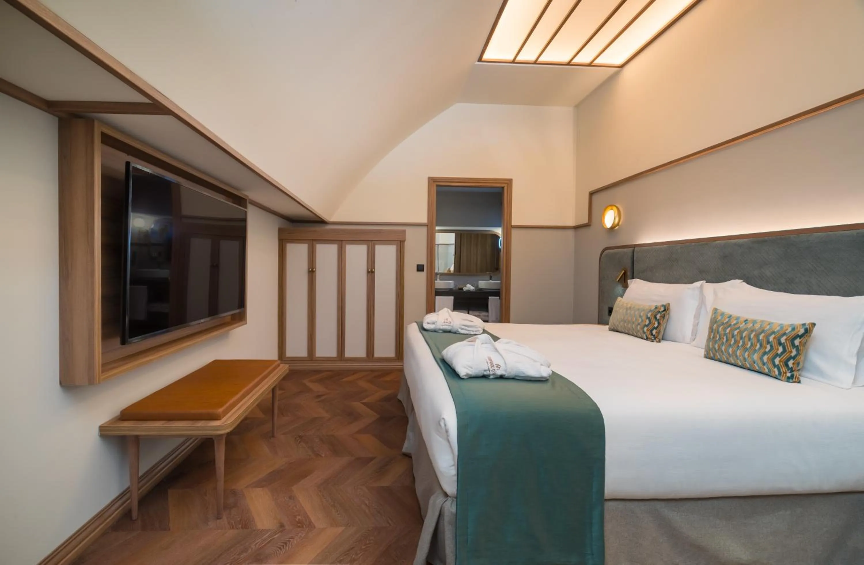 Photo of the whole room, Bed in Canfranc Estación, a Royal Hideaway Hotel - Gran Lujo