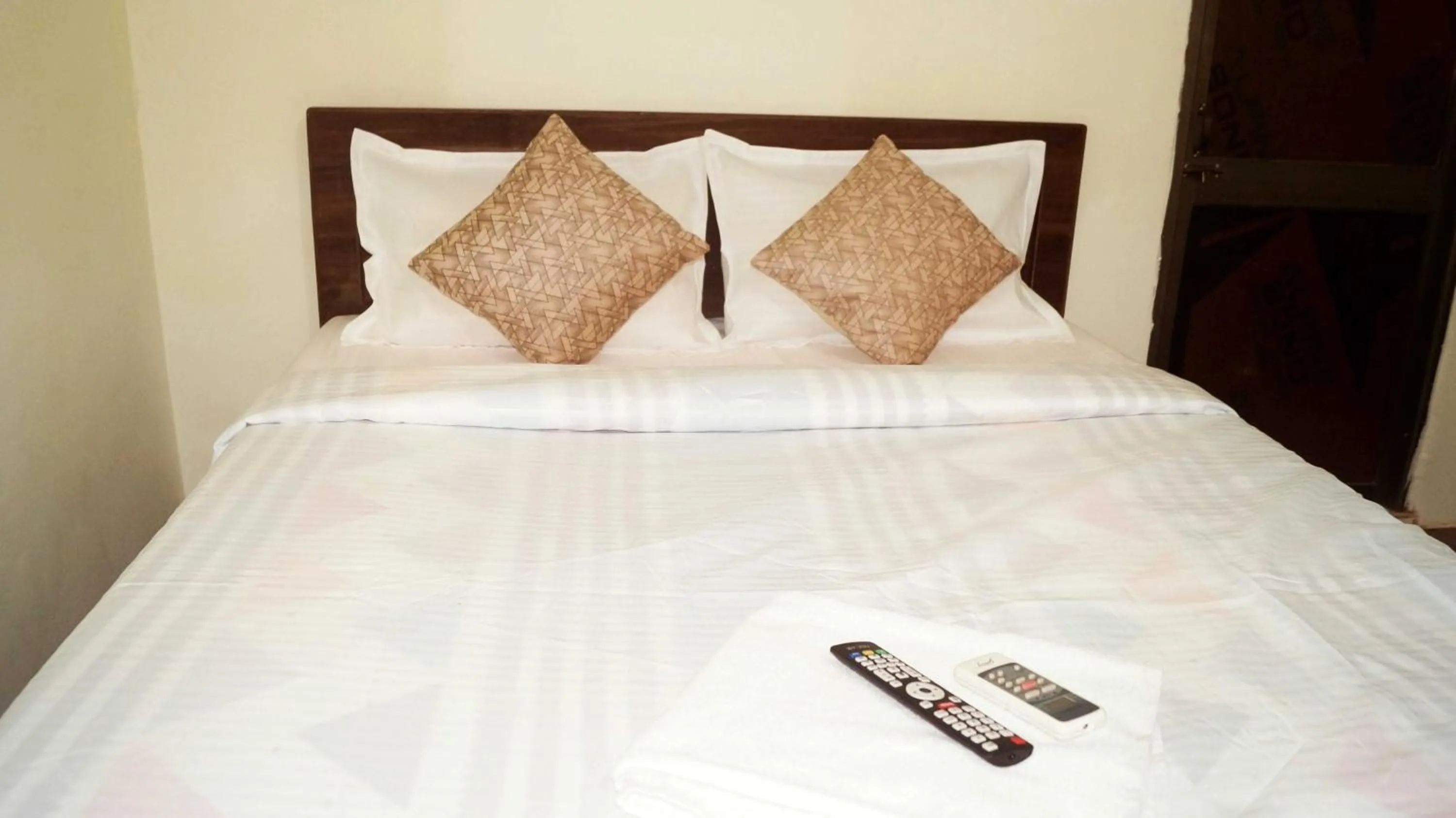 Bedroom, Bed in Hotel O Mishra Suites