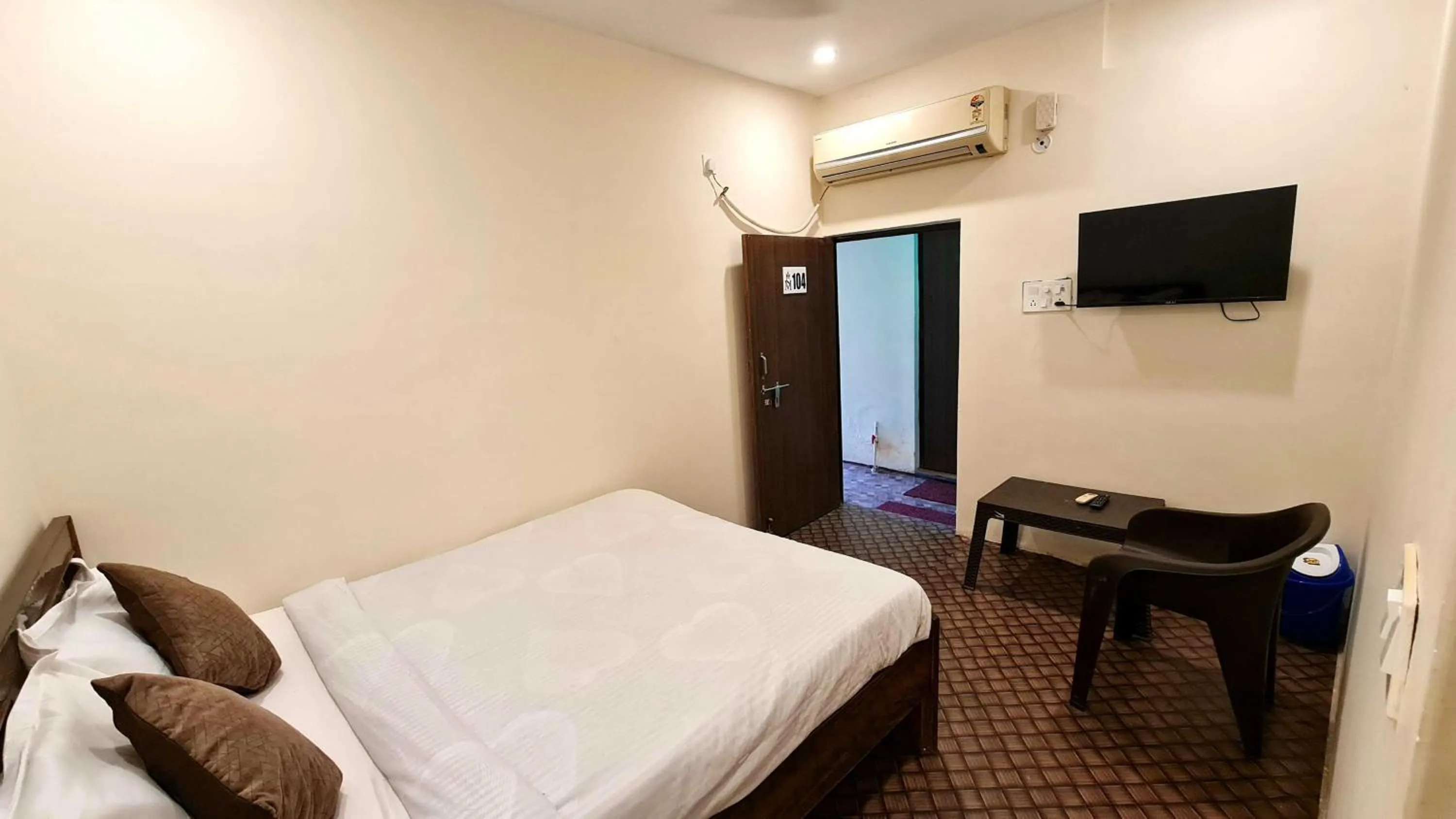 Bedroom, Bed in Hotel O Mishra Suites