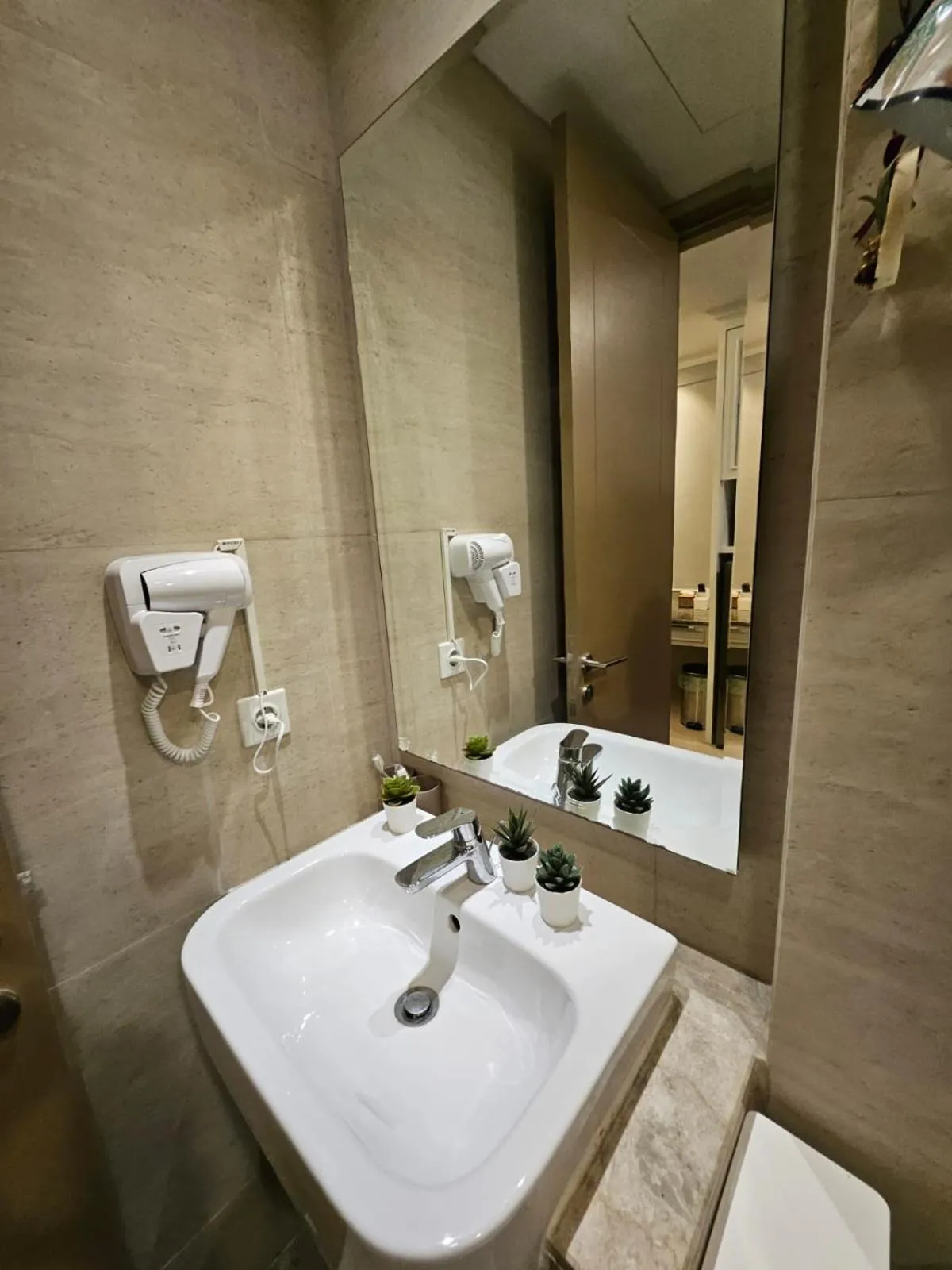 Shower in Gold Coast Apartemen PIK by Dluxx