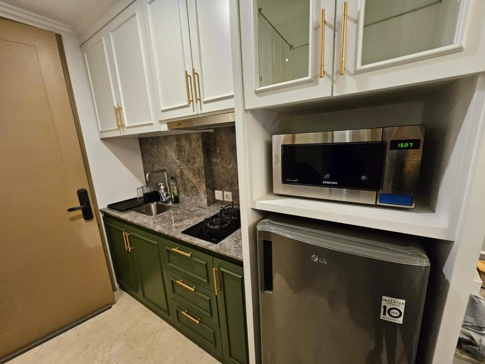 Kitchen or kitchenette in Gold Coast Apartemen PIK by Dluxx