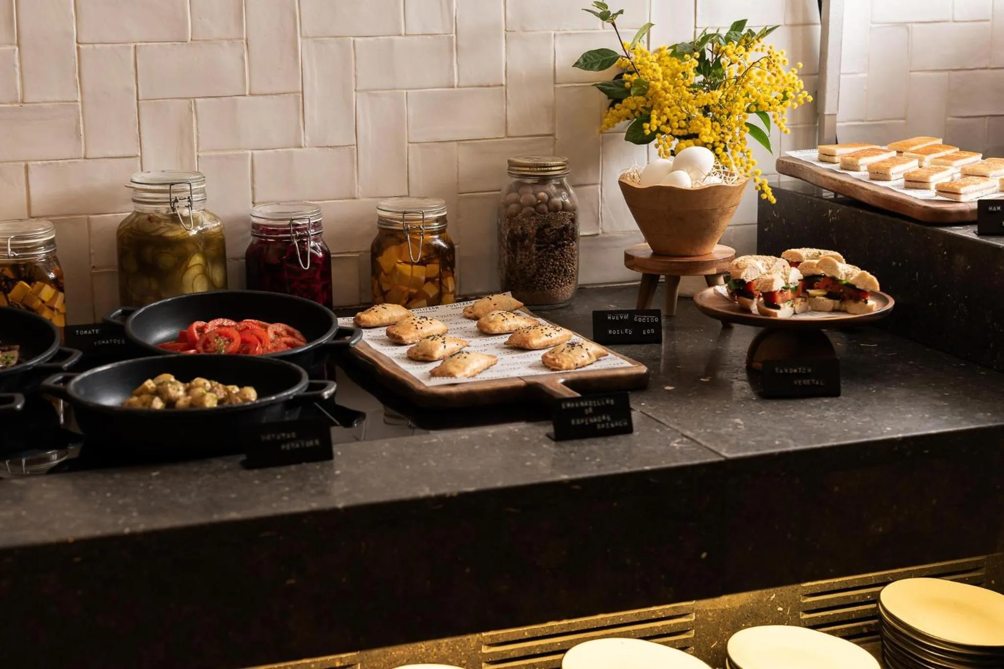 Restaurant/places to eat in Hotel Pulitzer Barcelona