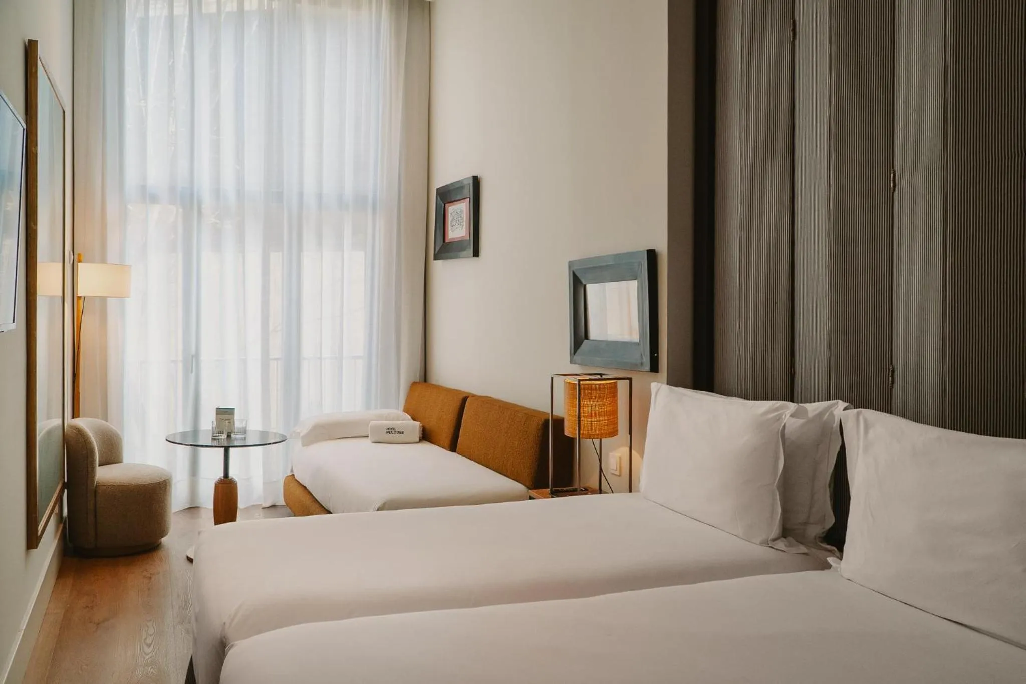 Photo of the whole room, Bed in Hotel Pulitzer Barcelona