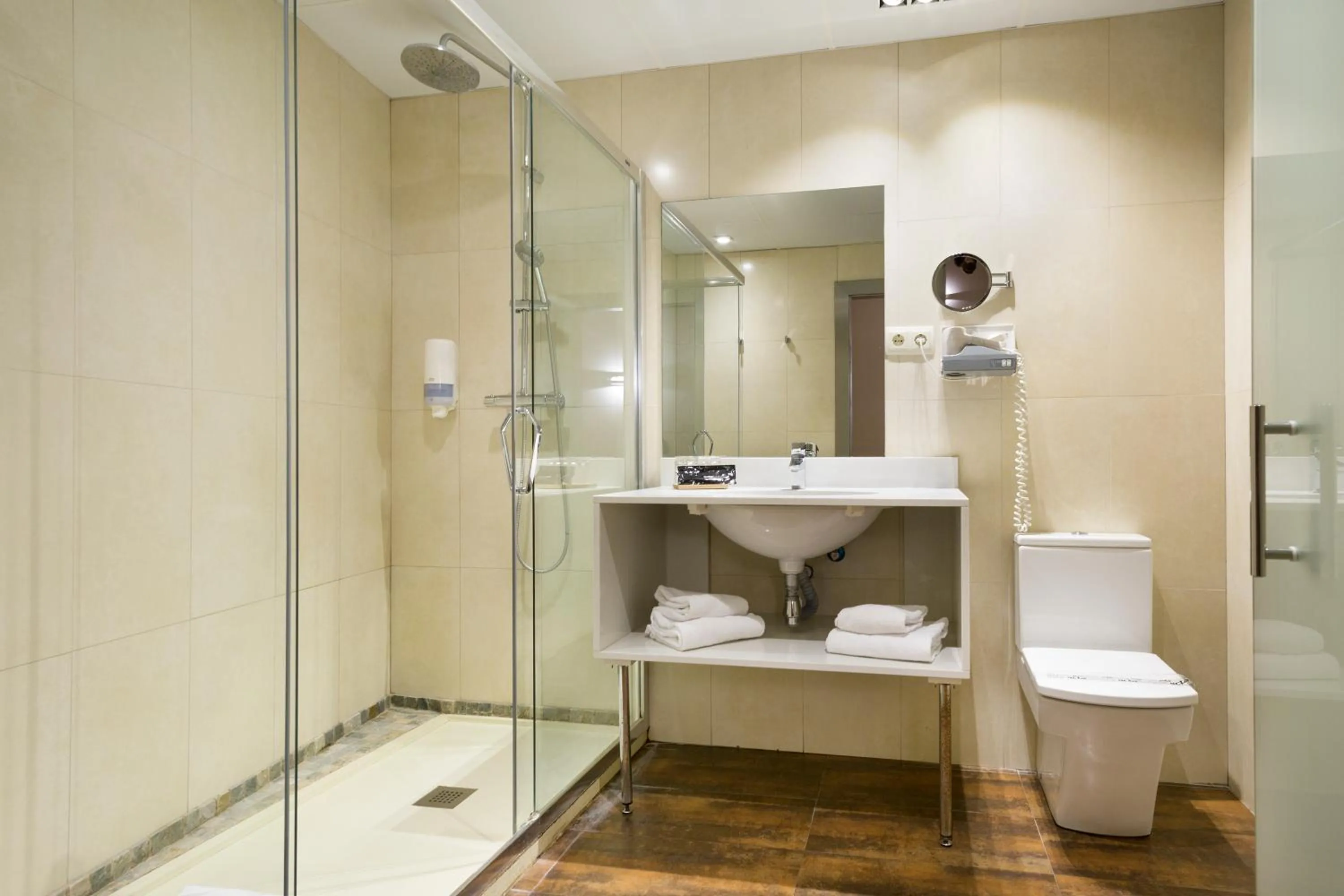 Shower in Hotel Acta Azul Barcelona