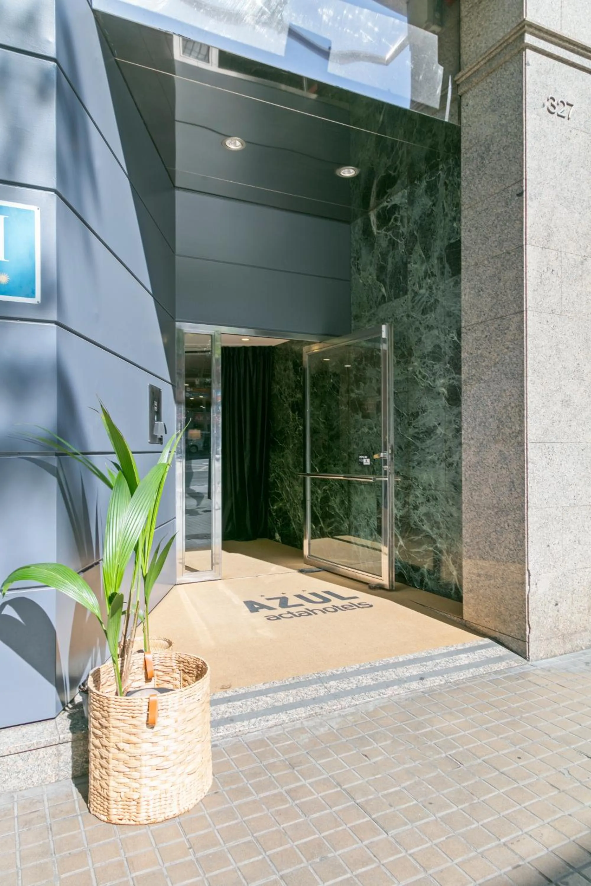 Facade/entrance in Hotel Acta Azul Barcelona