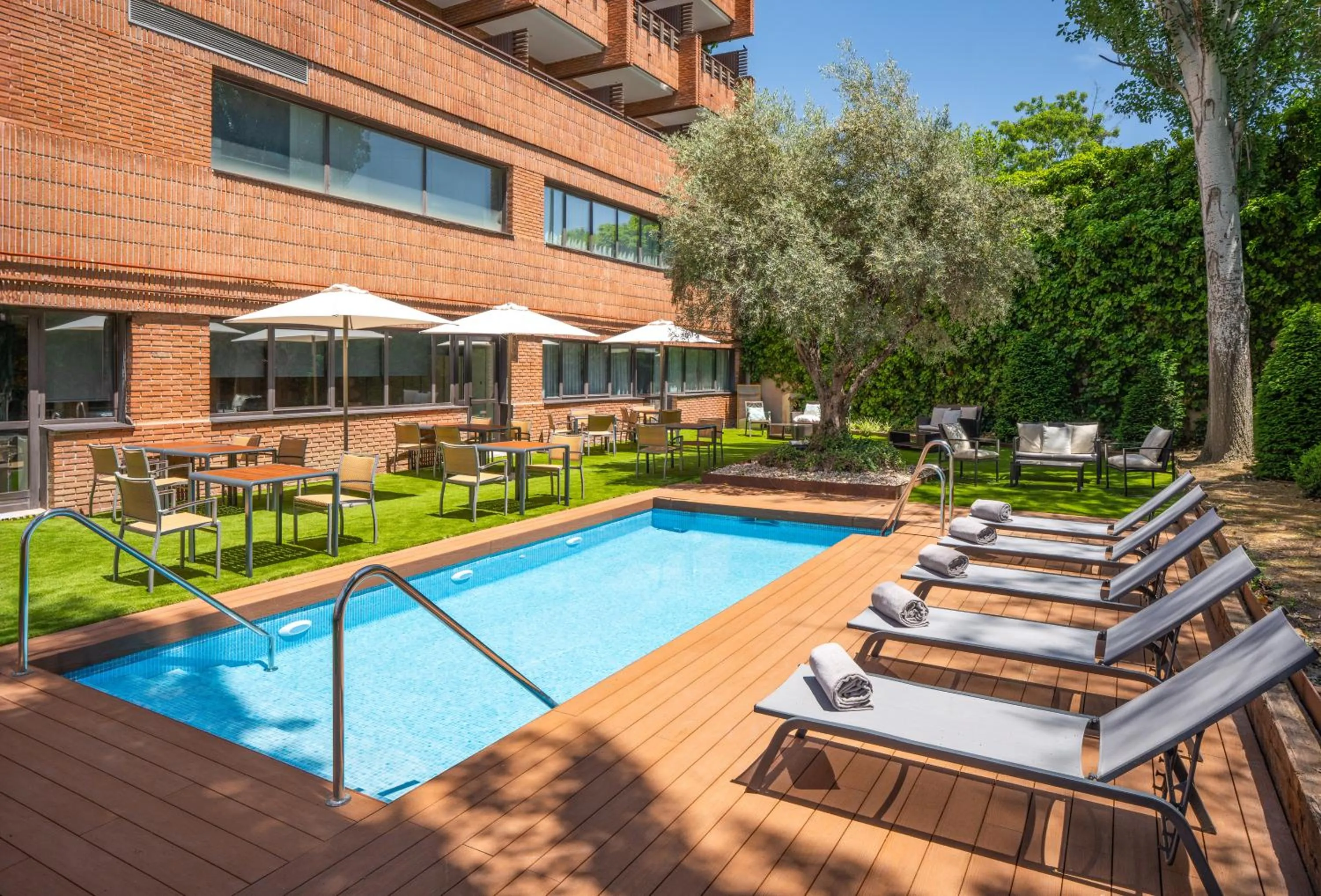 Swimming pool in Hotel Madrid Alameda Aeropuerto, Affiliated by Meliá