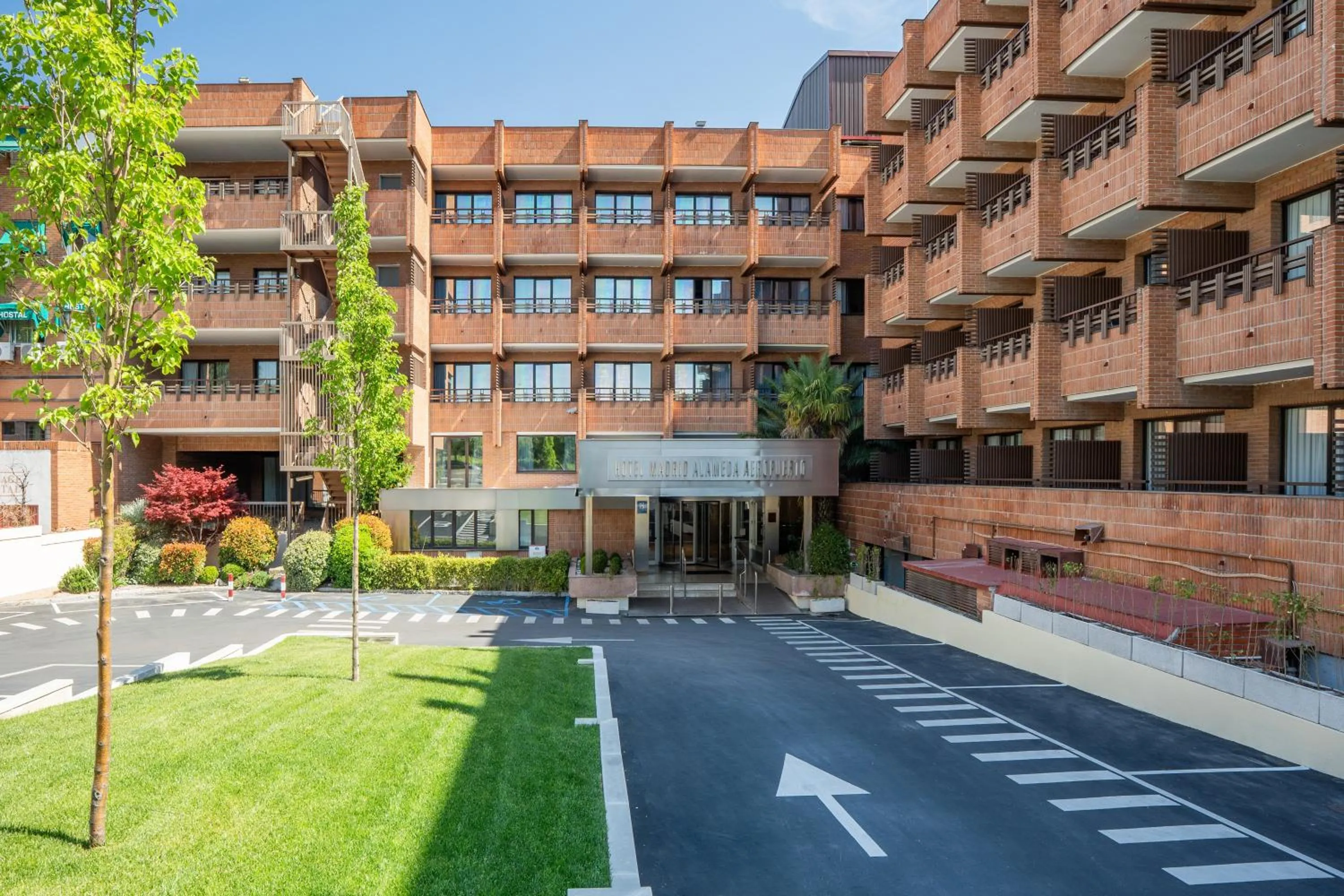 Parking in Hotel Madrid Alameda Aeropuerto, Affiliated by Meliá