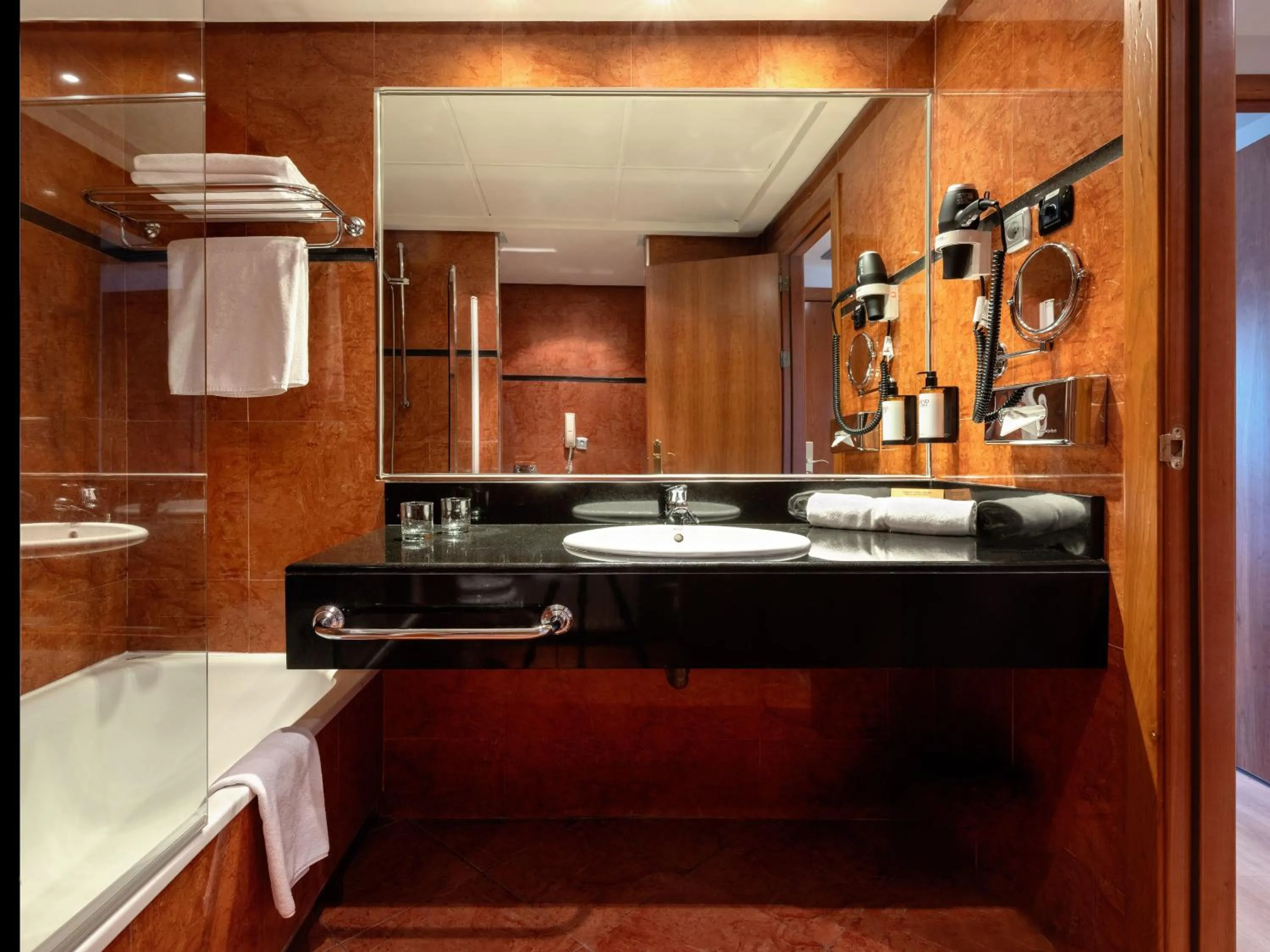 Bathroom in Hotel Madrid Alameda Aeropuerto, Affiliated by Meliá