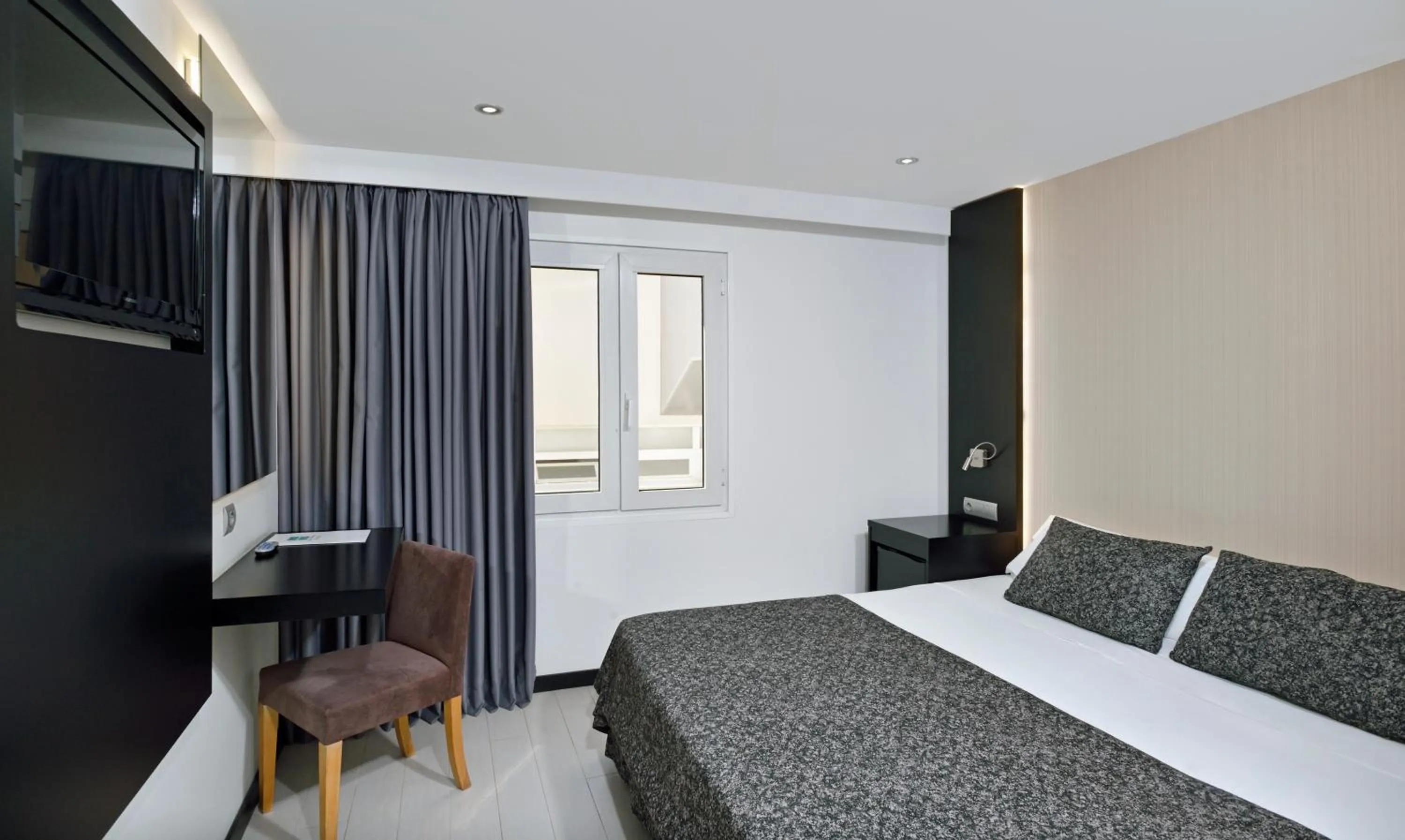 Bed in Hotel Hispania