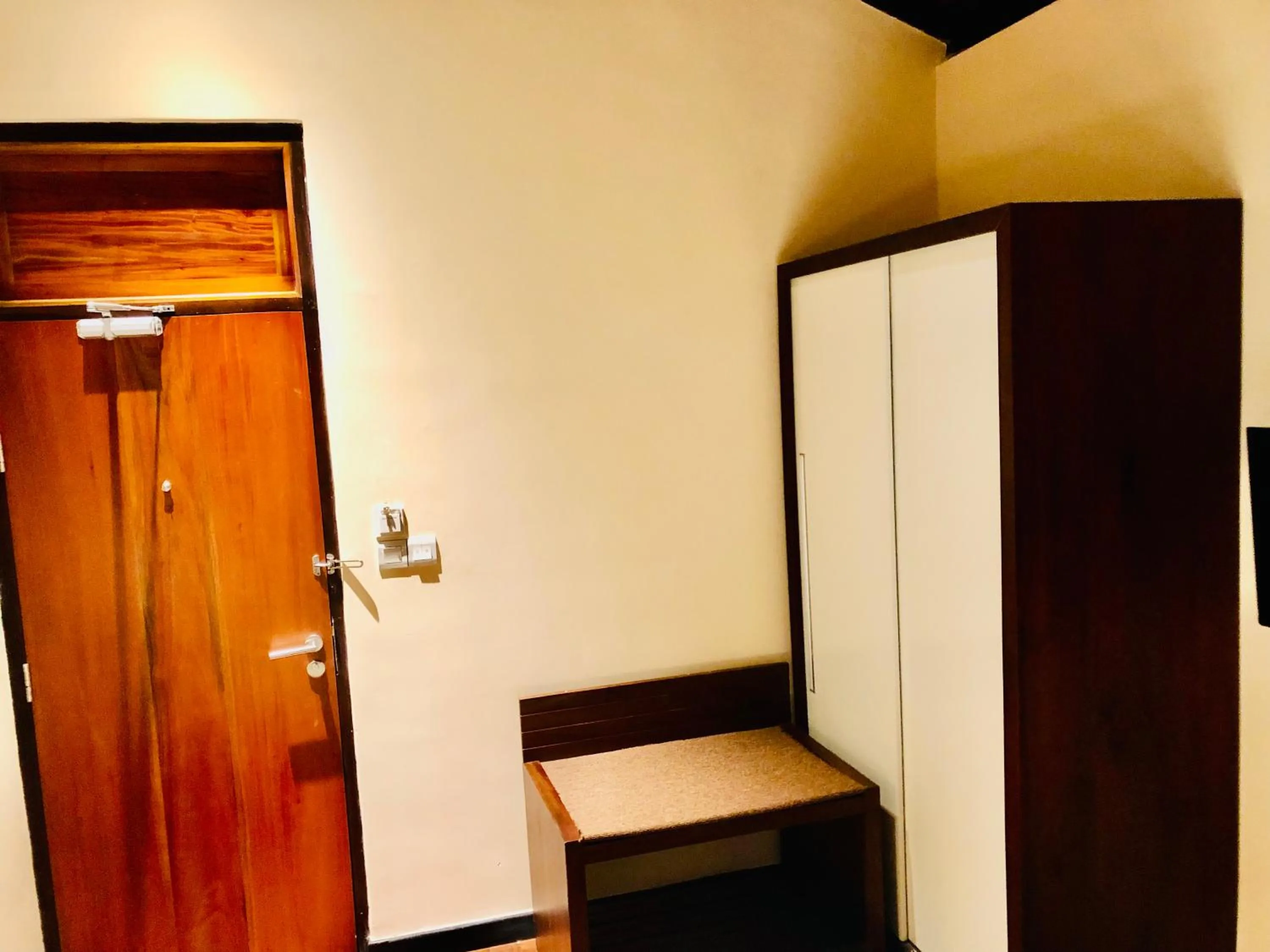 wardrobe in Tropic Inn - Mount Lavinia