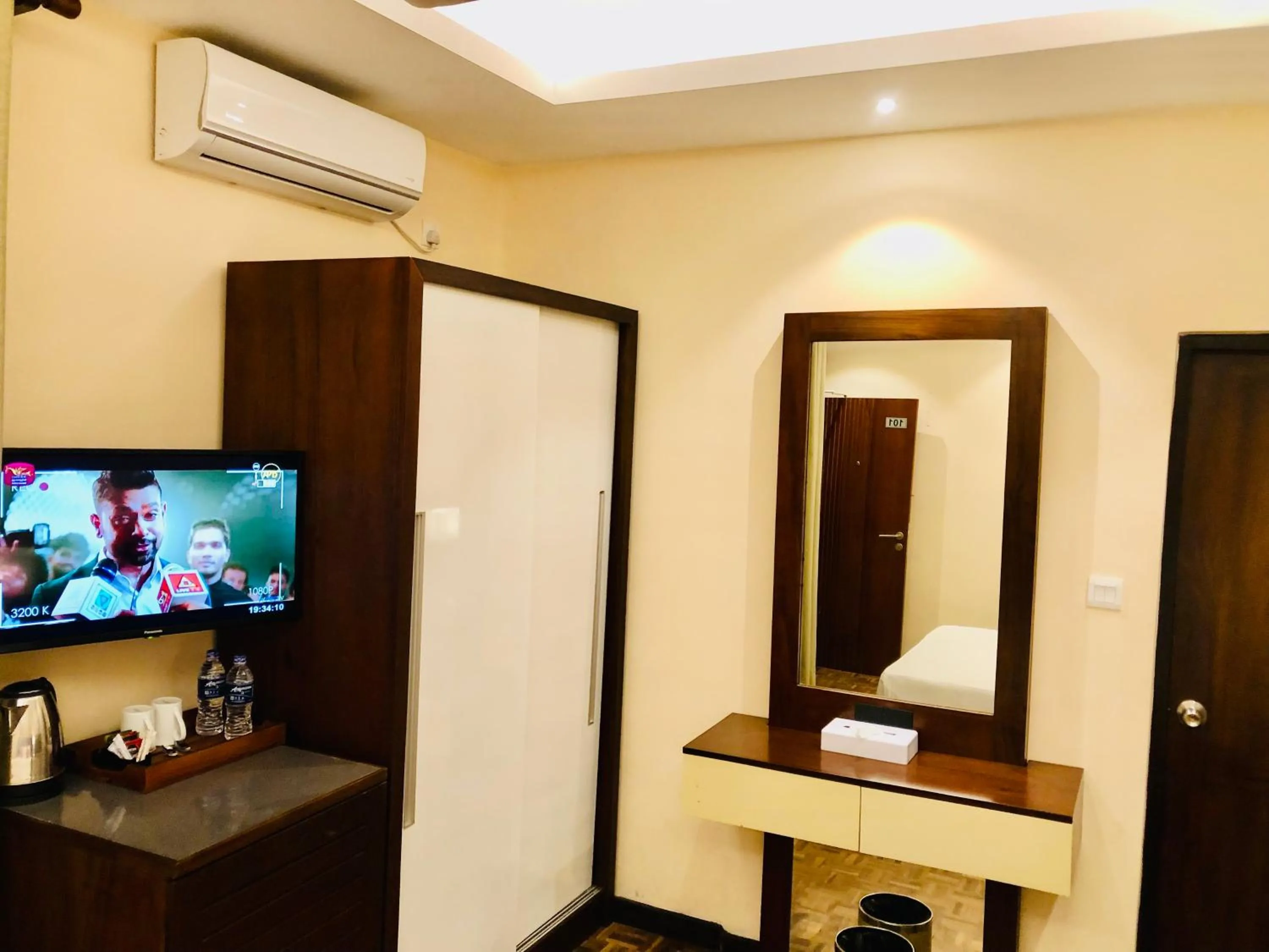 TV and multimedia in Tropic Inn - Mount Lavinia