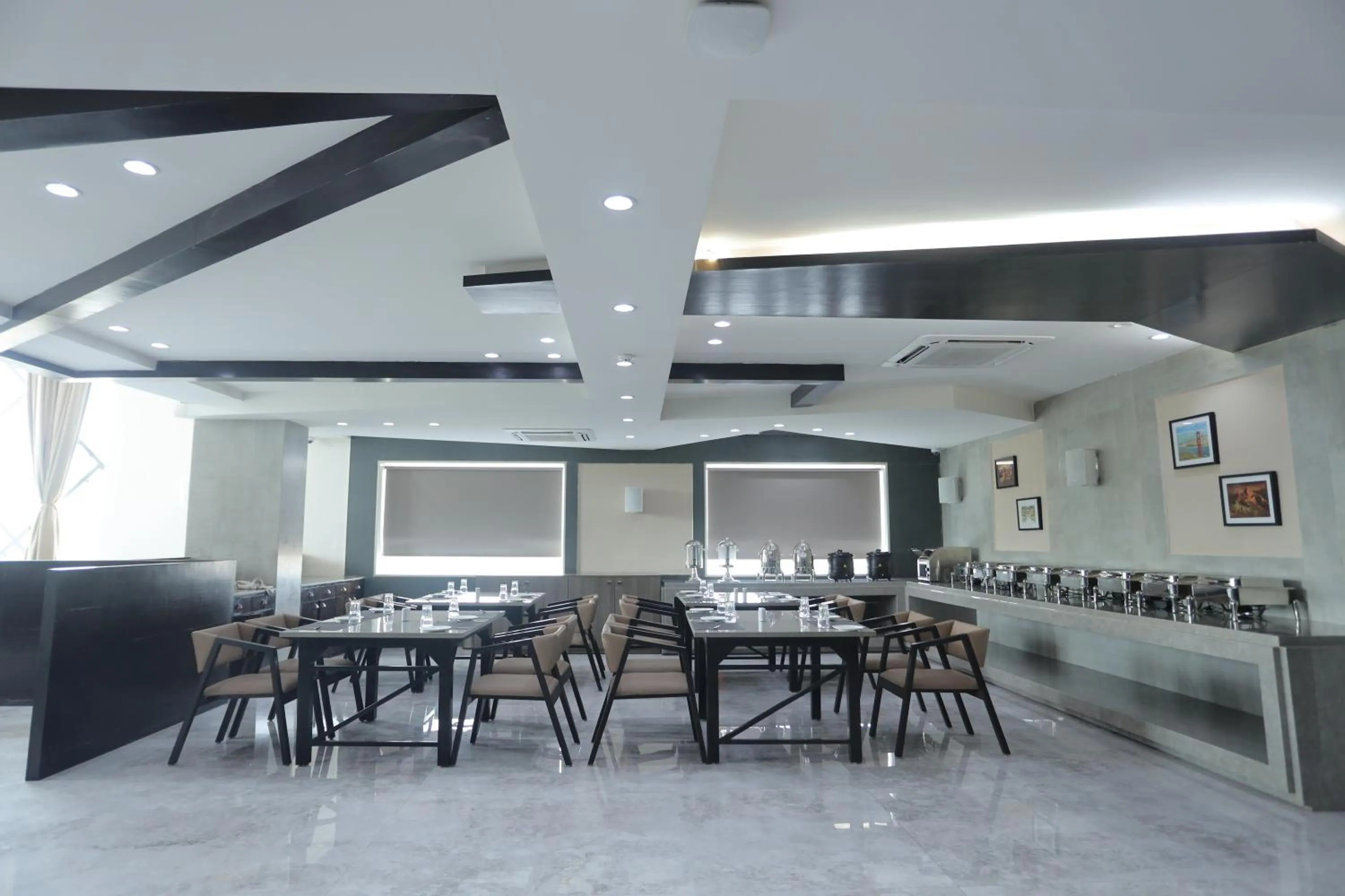 Restaurant/places to eat in Ratnapriya hotel and resort